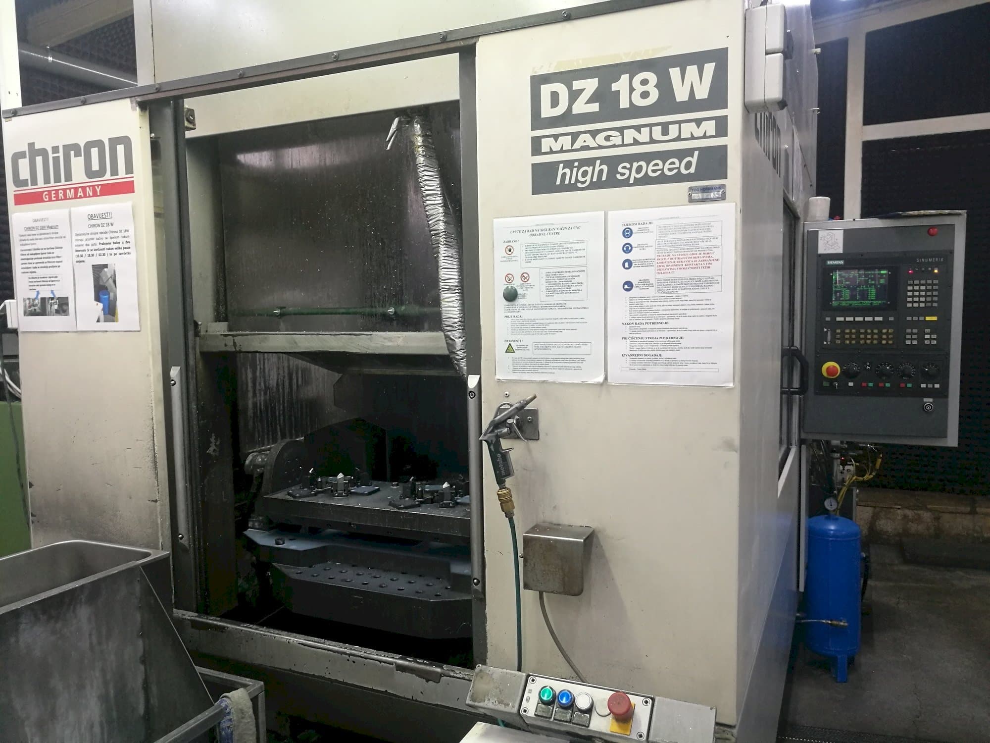 Vista frontal de la máquina CHIRON DZ 18 W