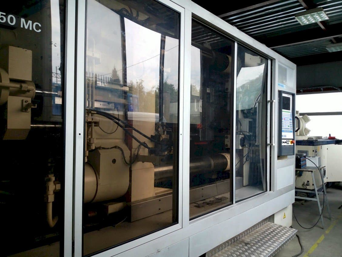 Vista frontal de la máquina Krauss Maffei KM 800/1330 MC