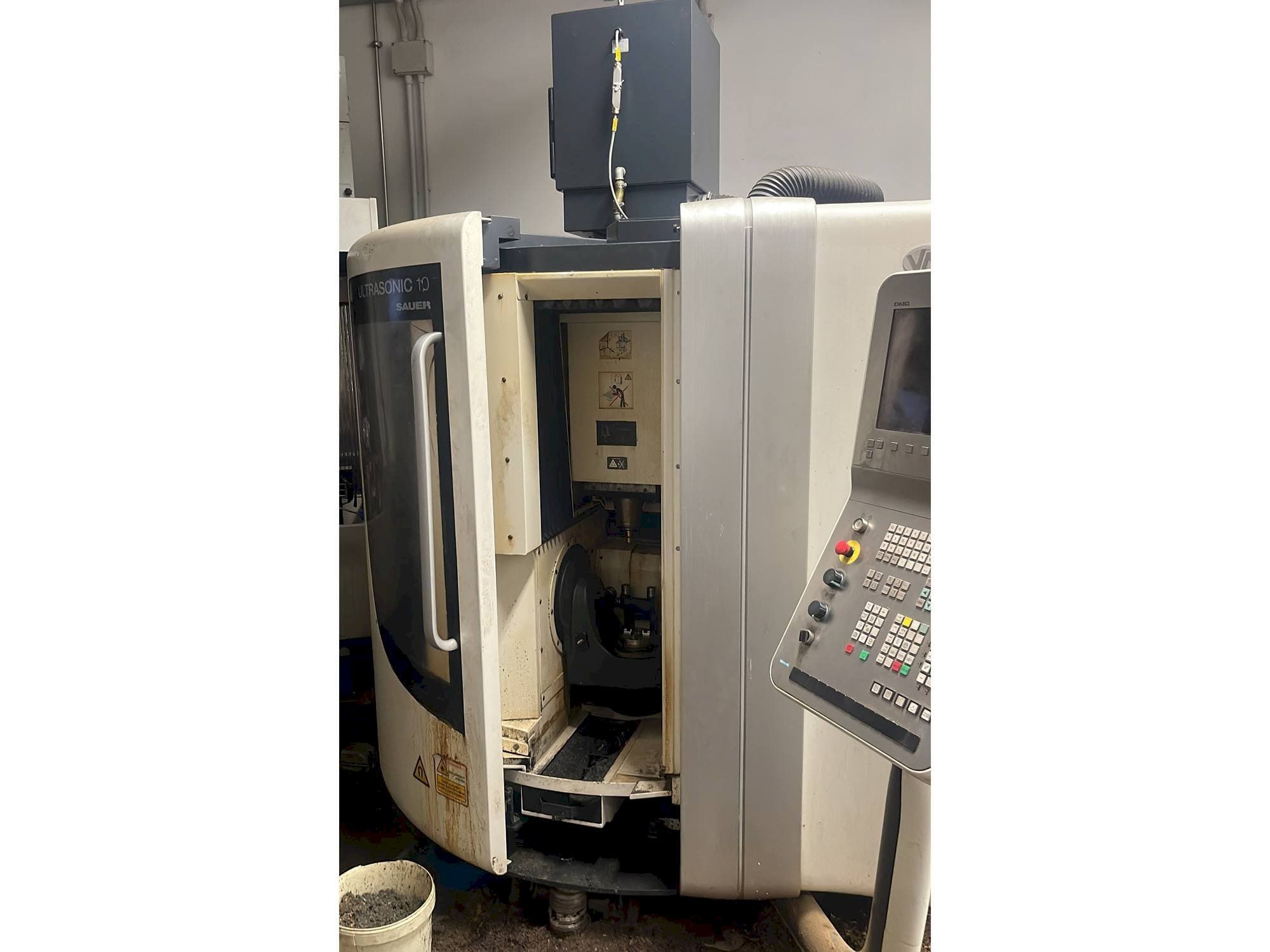 Vista frontal de la máquina DMG ultrasonic 10 sauer