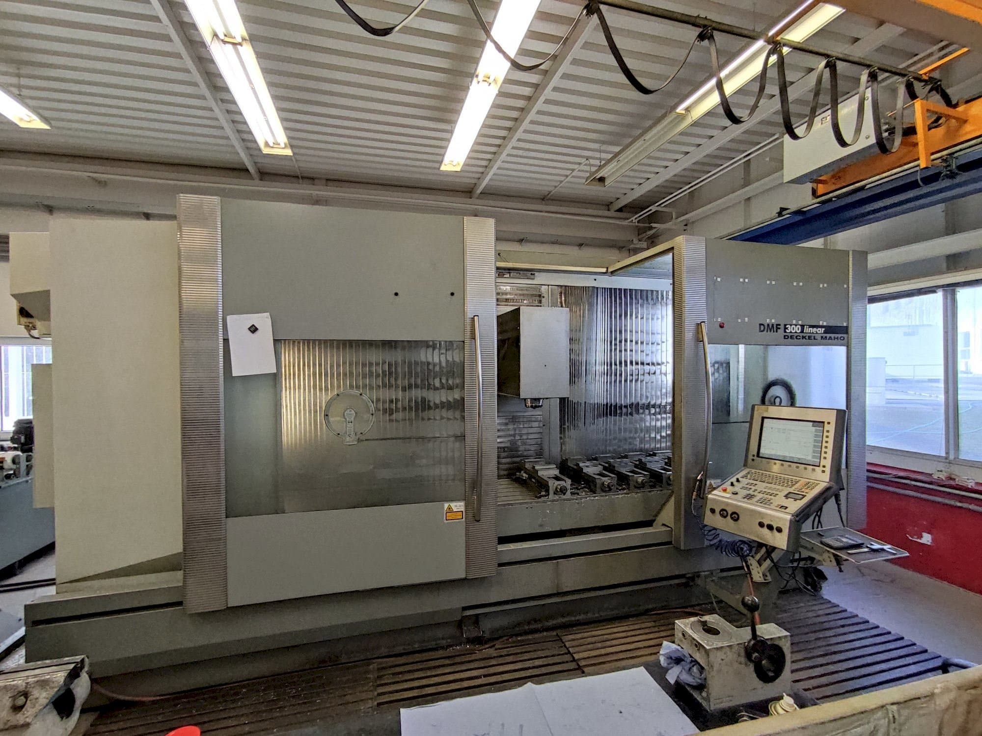 Vista frontal de la máquina DECKEL MAHO DMF 300 linear
