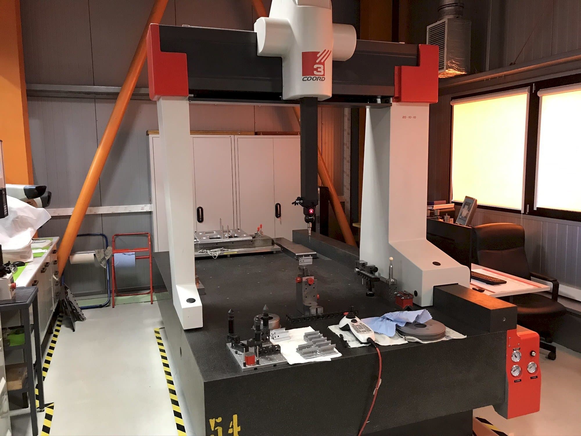 Vista frontal de la máquina Coord3 MC16 20-10-10