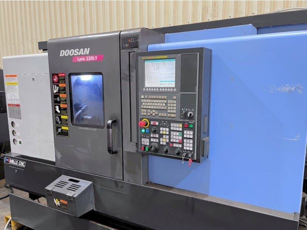 Vista frontal de la máquina Doosan Lynx 220LYC