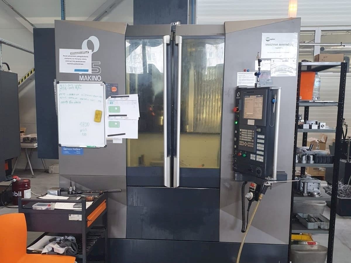 Vista frontal de la máquina Makino F5