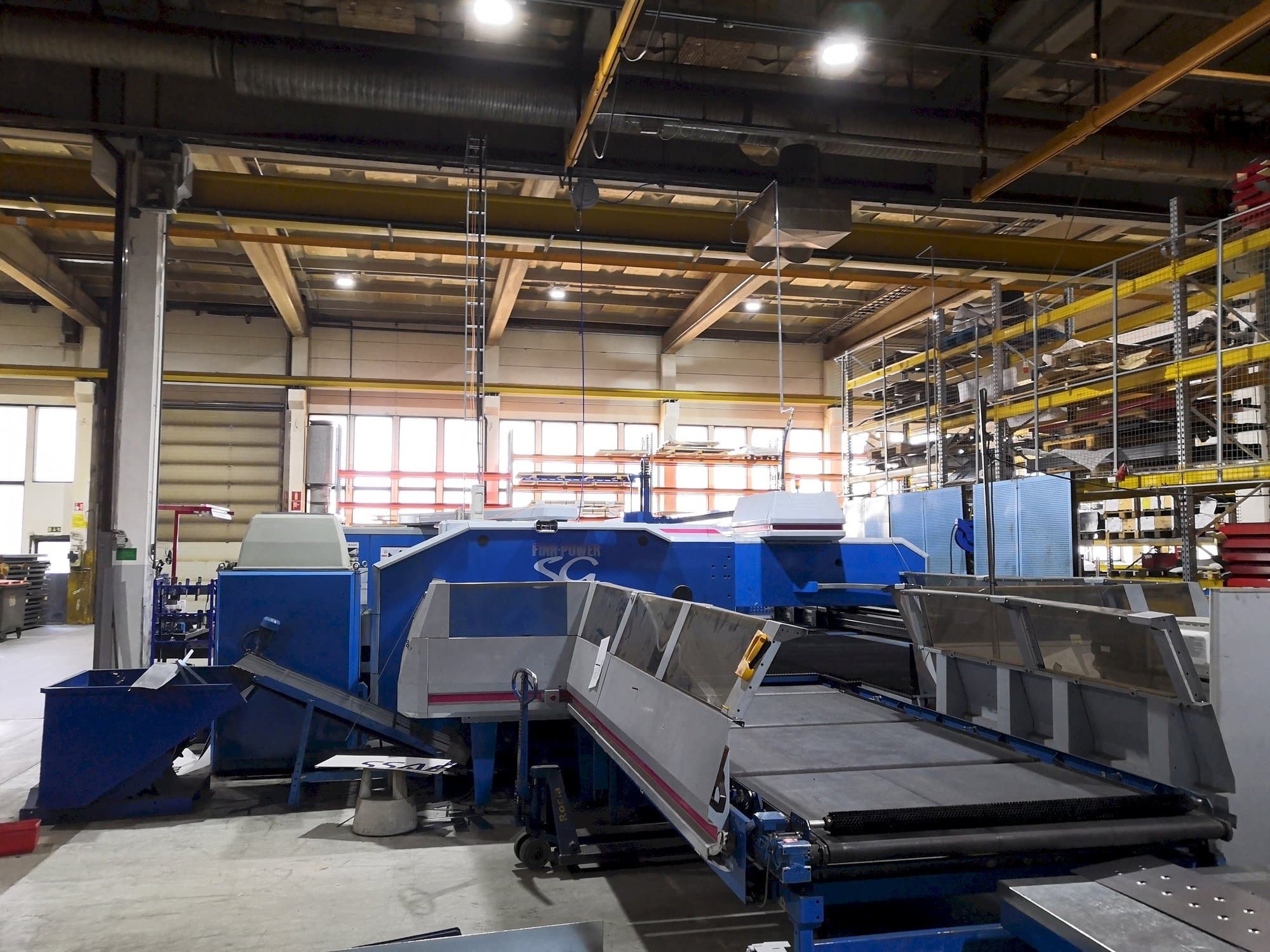 Vista frontal de la máquina Finn-Power SG6