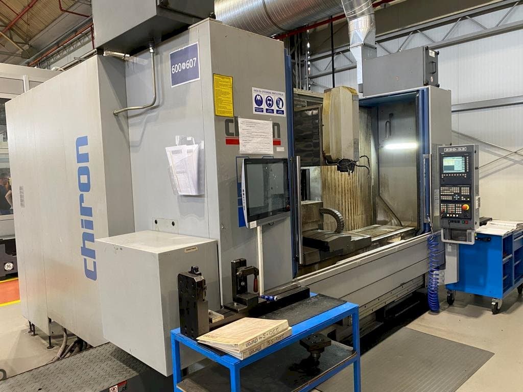 Vista frontal de la máquina CHIRON MILL 2000