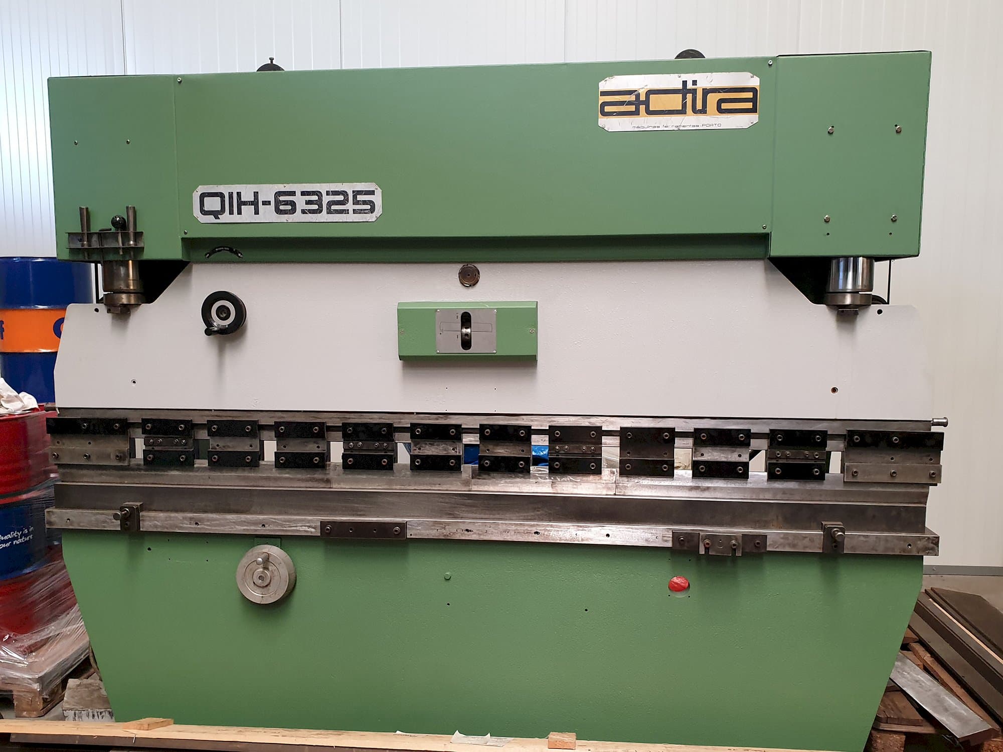 Vista frontal de la máquina ADIRA QIH 6325