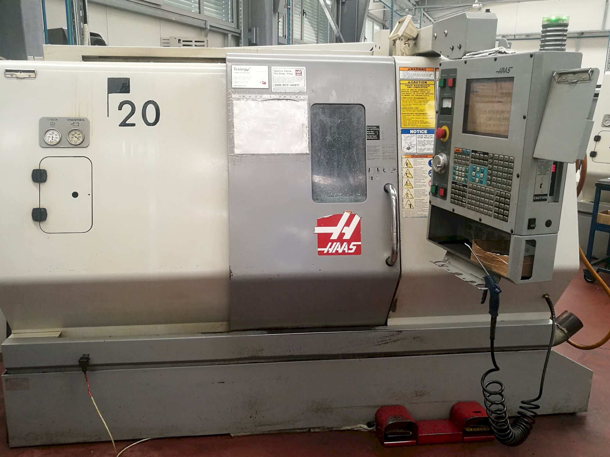 Vista frontal de la máquina HAAS SL-20THE
