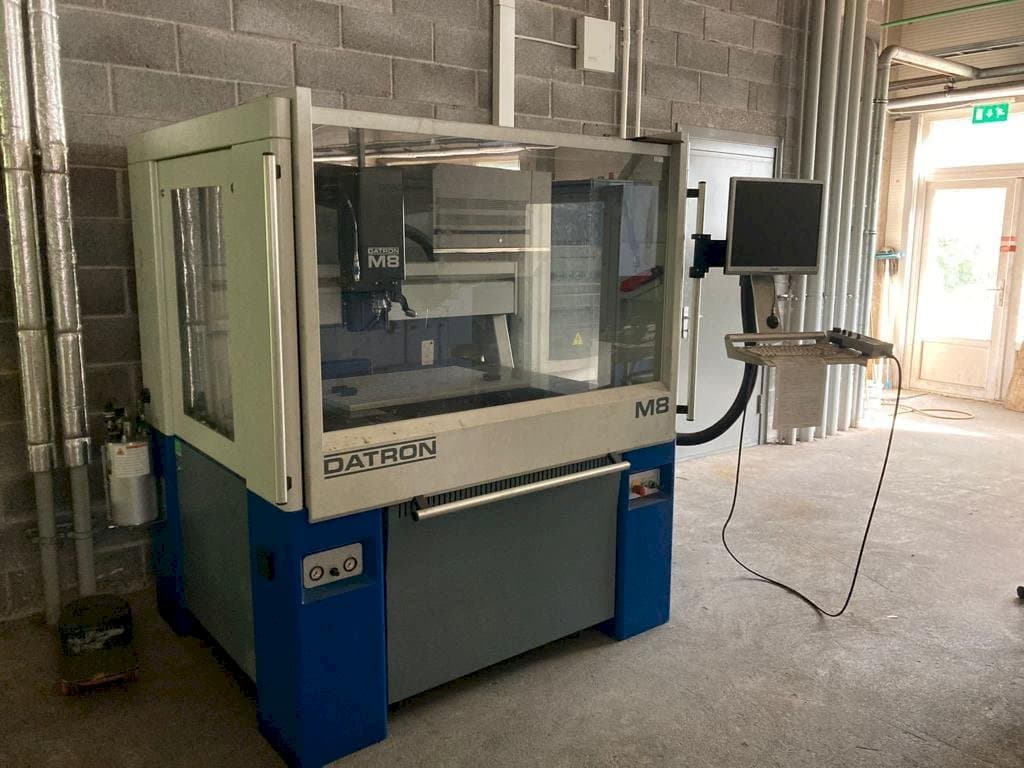 Vista frontal de la máquina Datron M8A