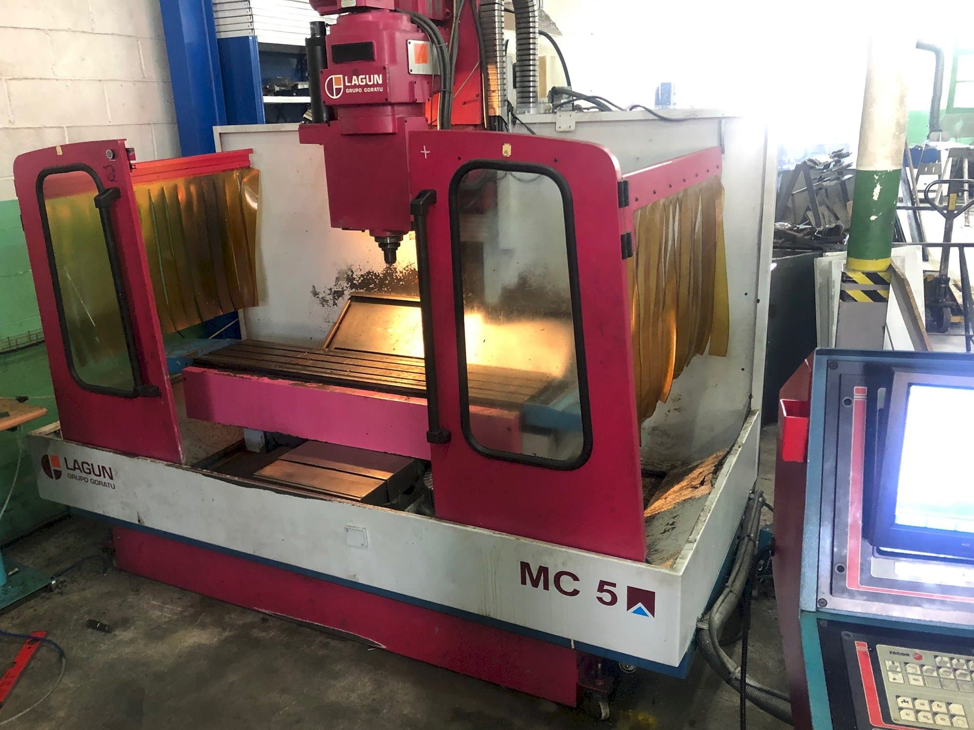 Vista frontal de la máquina LAGUN MC 5