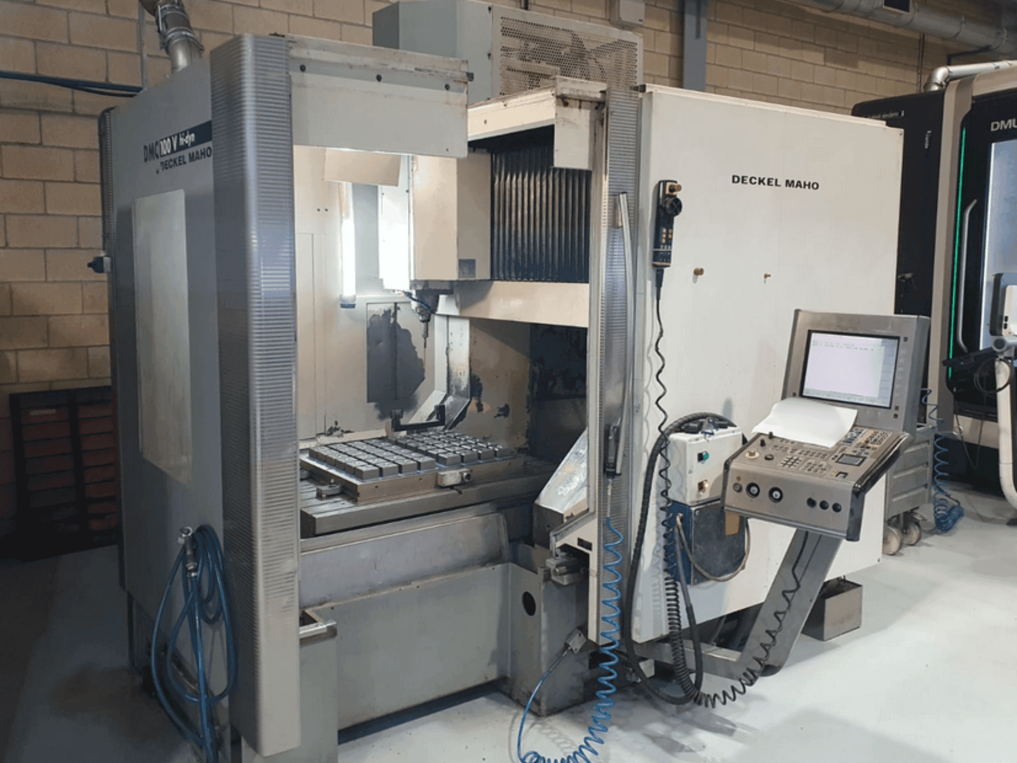 Vista frontal de la máquina DECKEL MAHO DMC 100V hi-dyn