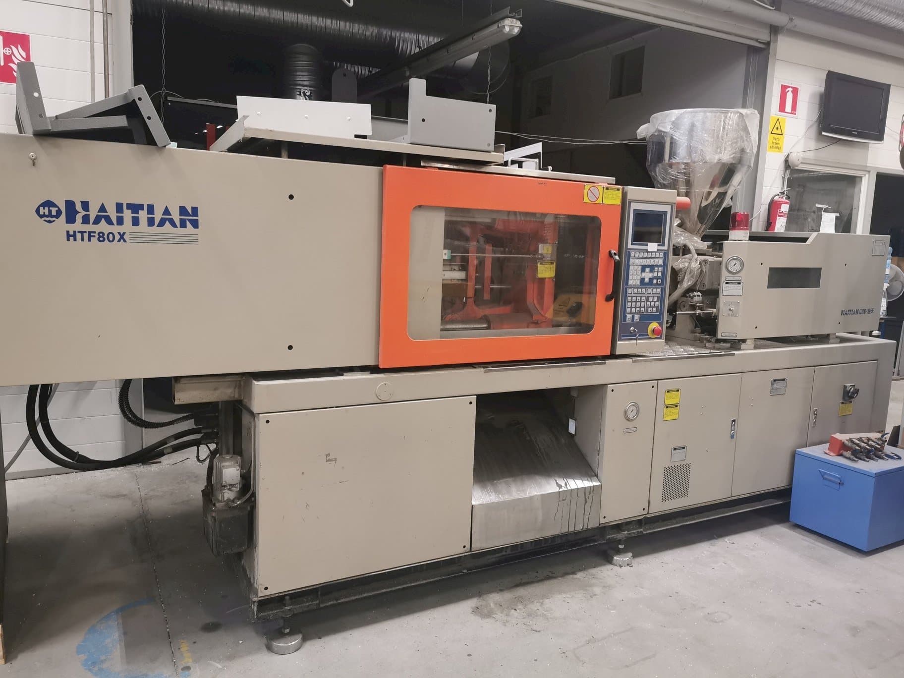 Vista frontal de la máquina HAITIAN HTF80XA