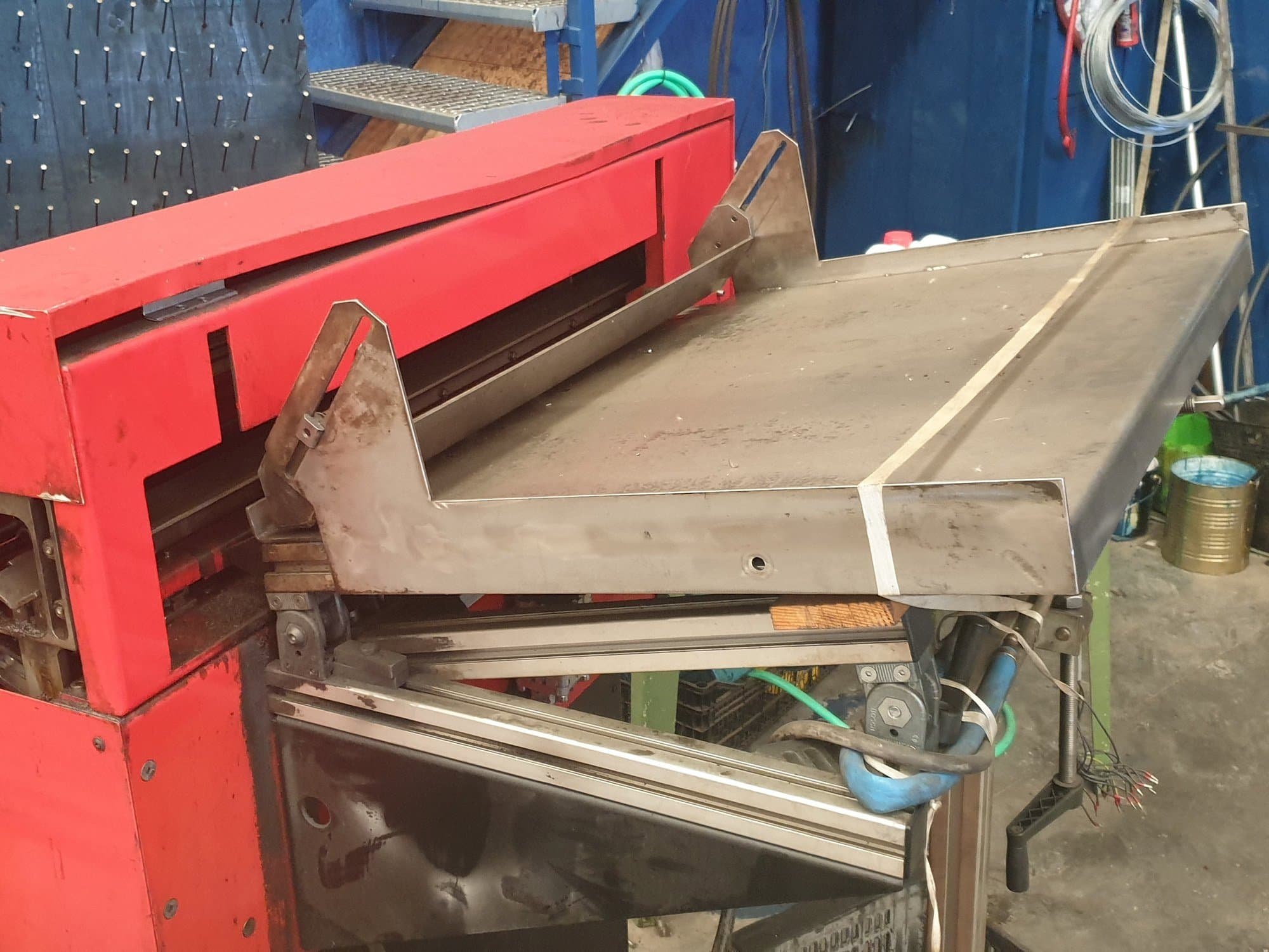 Vista lateral izquierda de la máquina EMCO LM 800