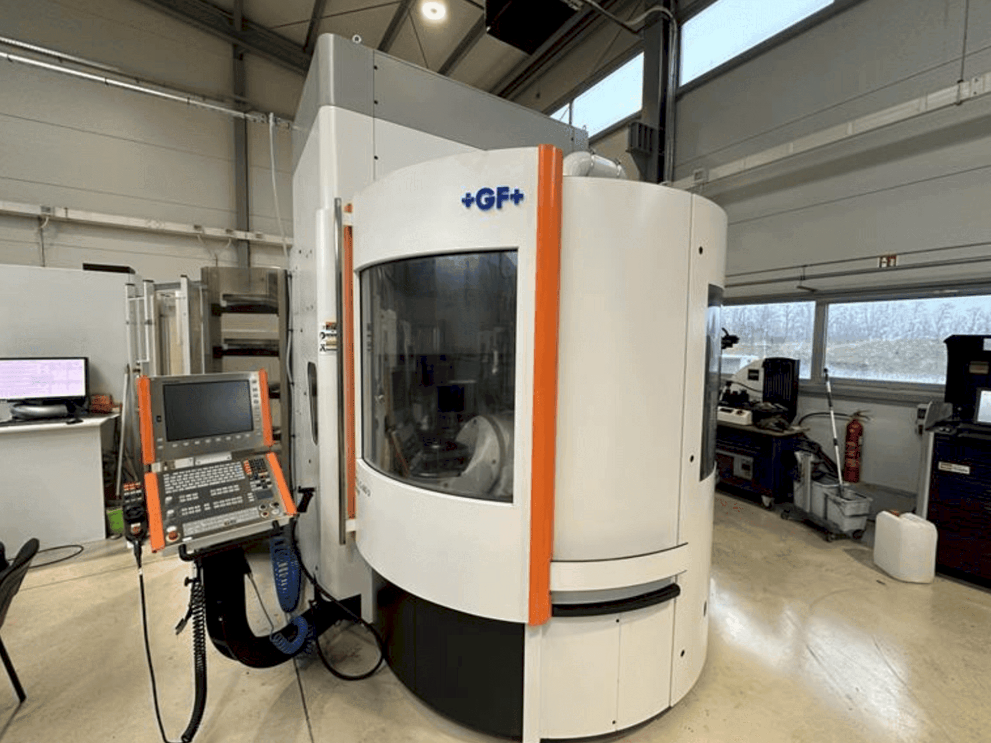 Vista frontal de la máquina MIKRON Mill S 600 U