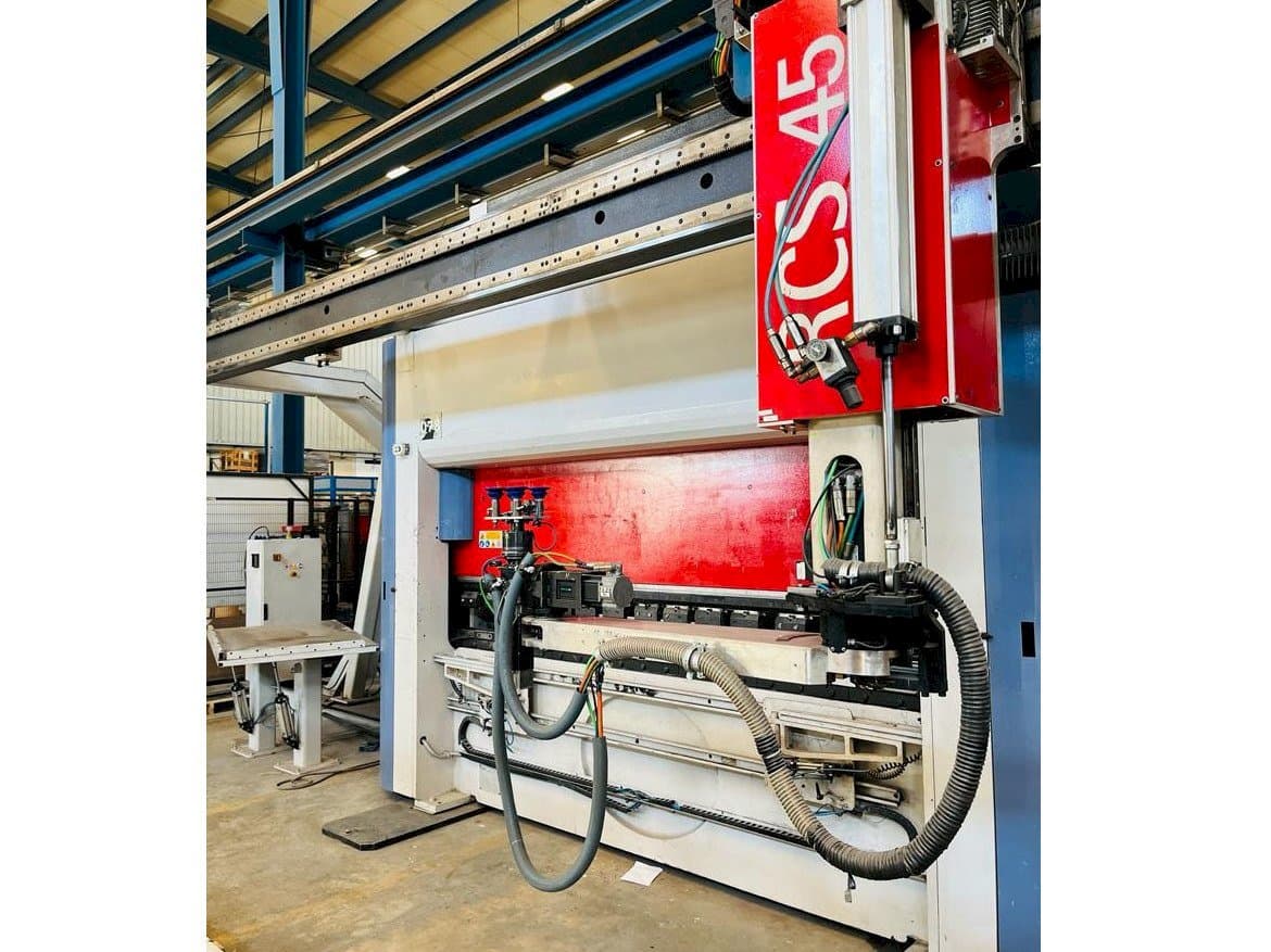 Vista frontal de la máquina AMADA Flexa 100-30 Schiavi