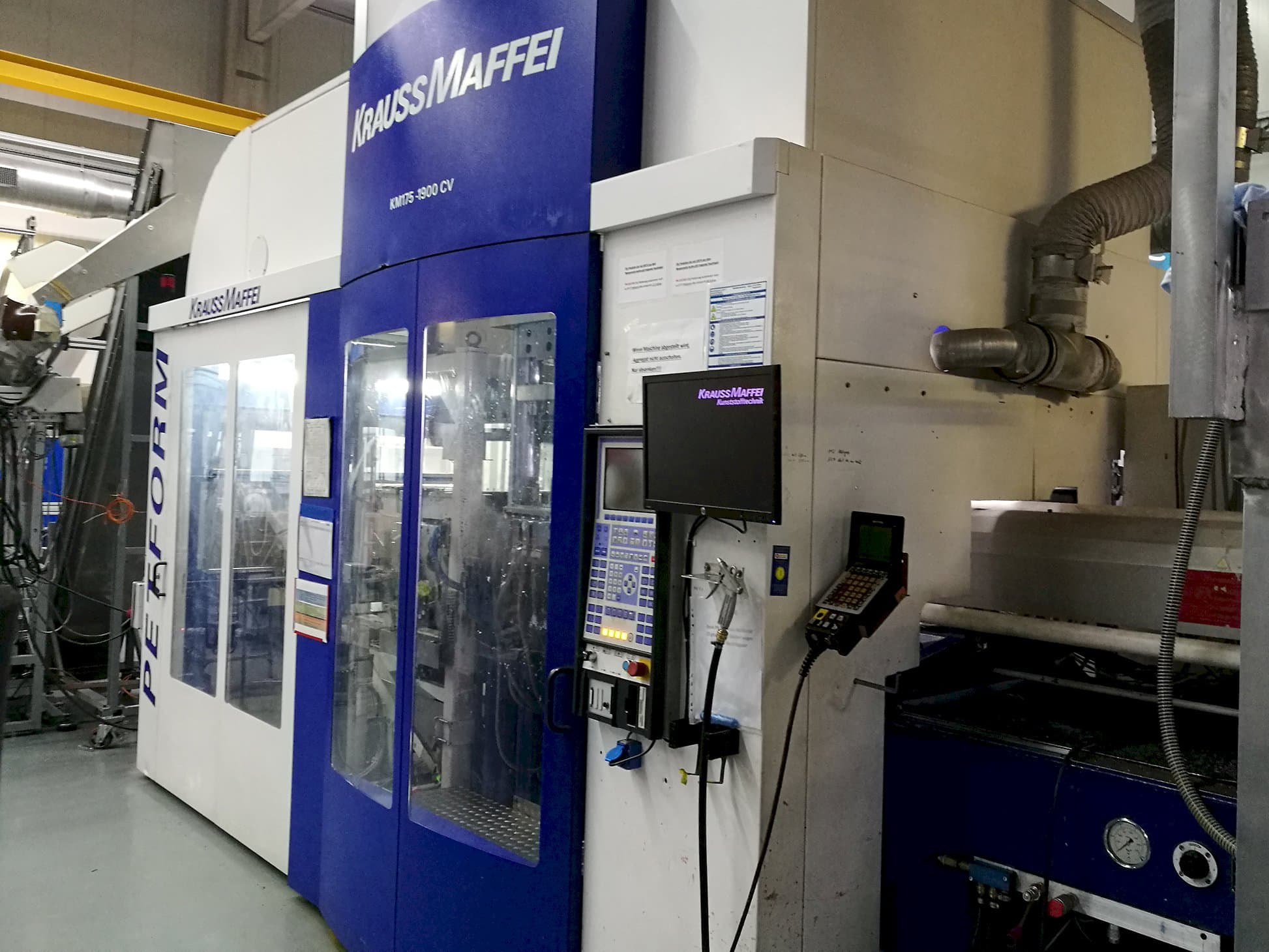 Vista derecha de la máquina Krauss Maffei 175-1900 CV