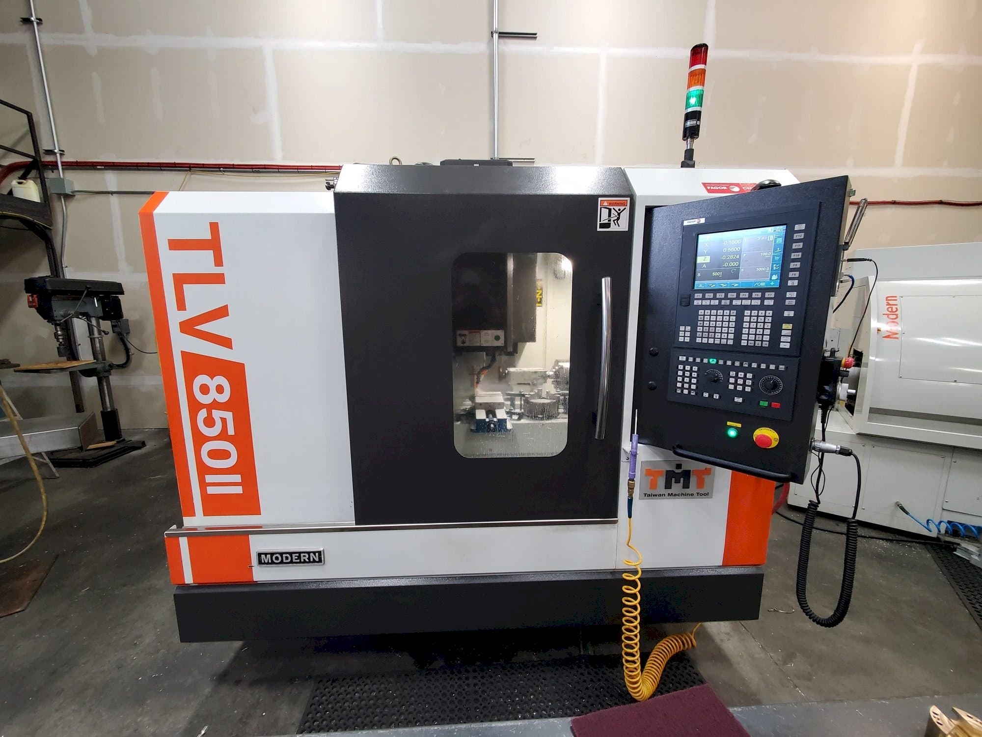 Vista frontal de la máquina Modern TLV-85011