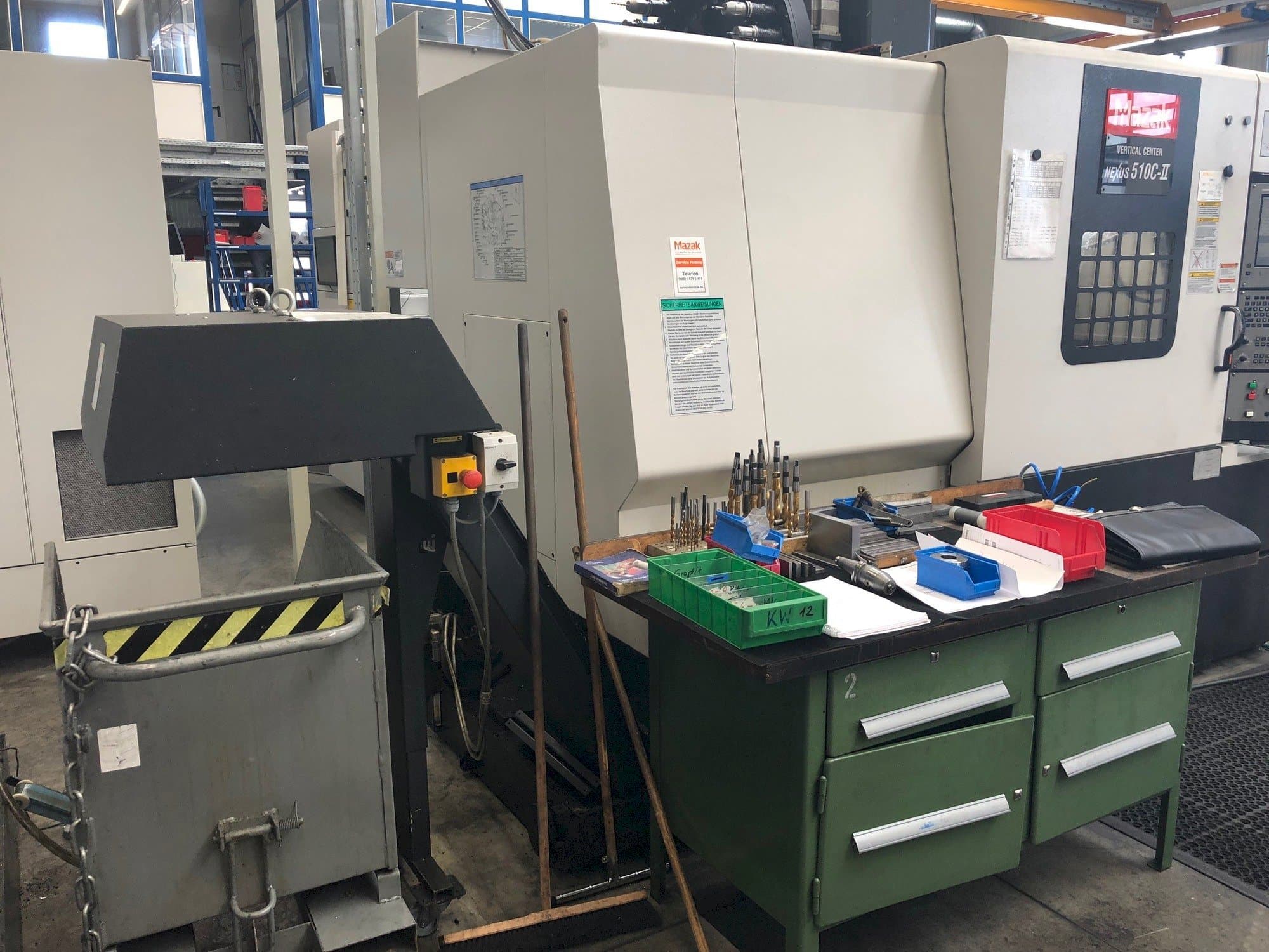 Vista frontal de la máquina Mazak Nexus 510C-II