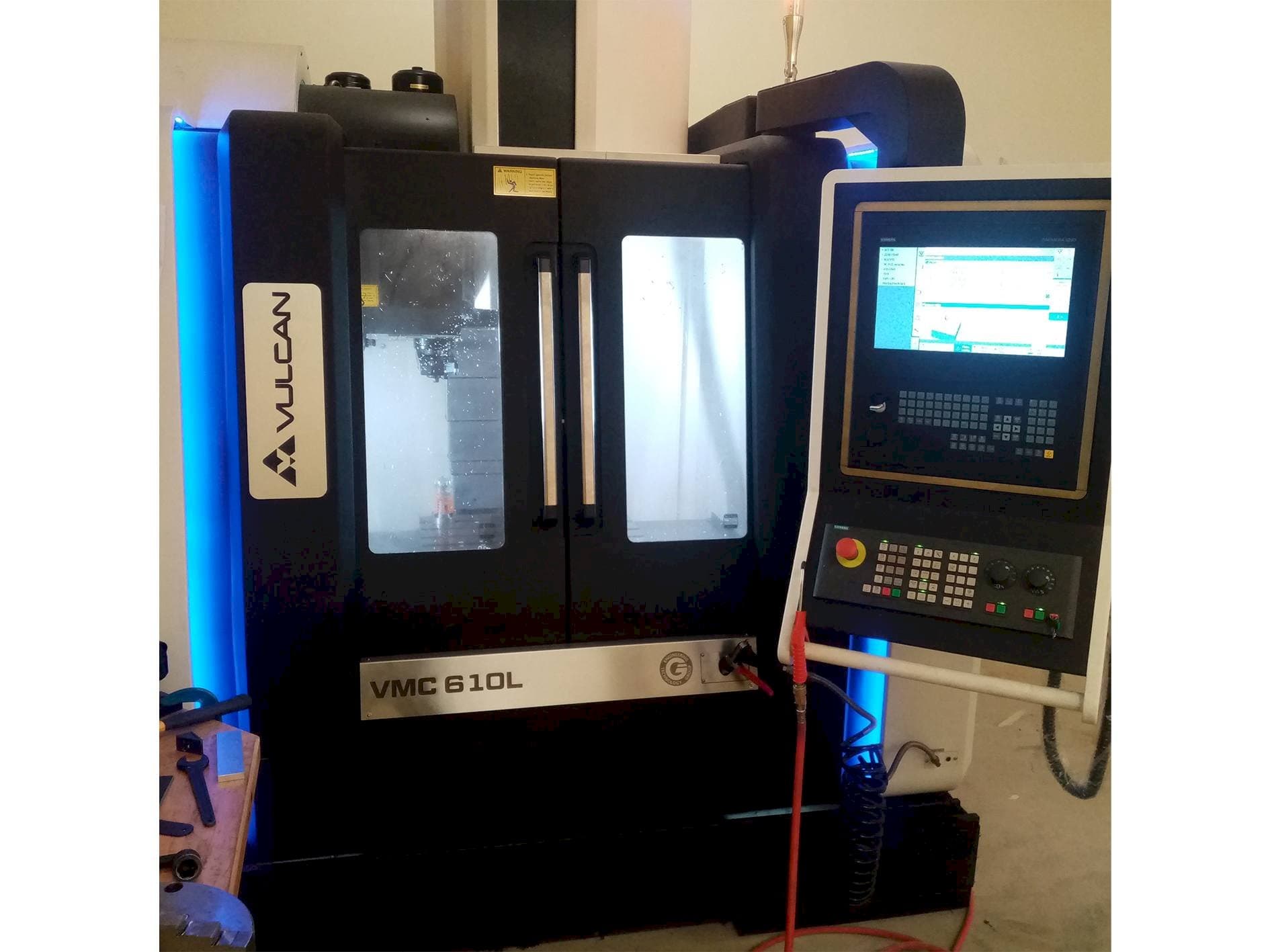 Vista frontal de la máquina VULCAN VMC 610L