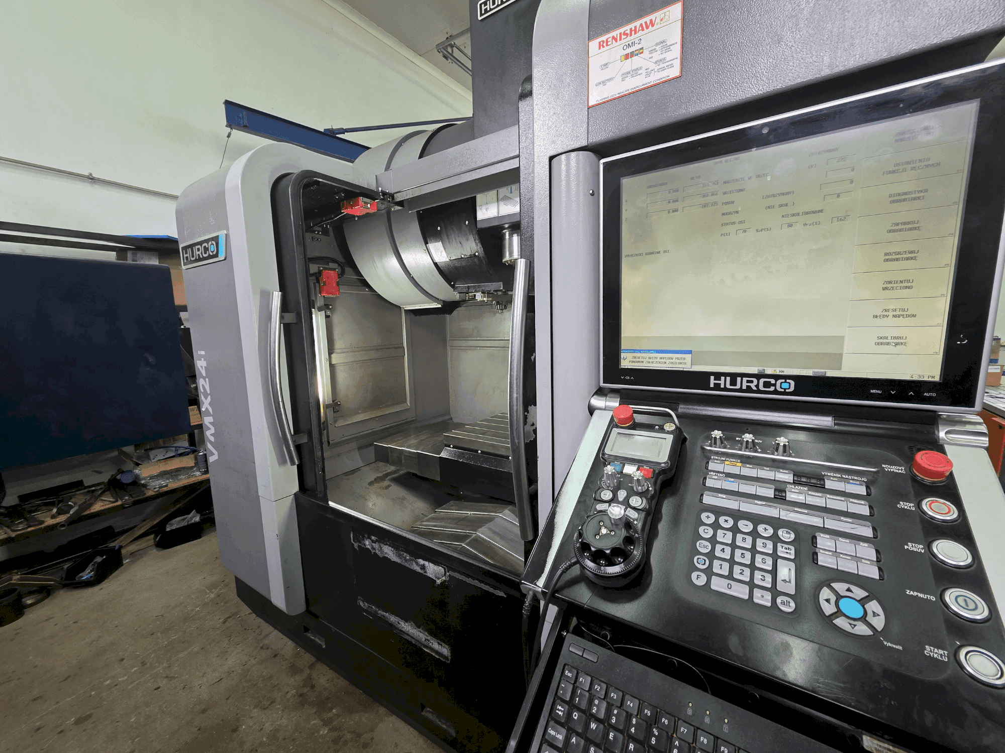 Vista frontal de la máquina Hurco VMX 24i