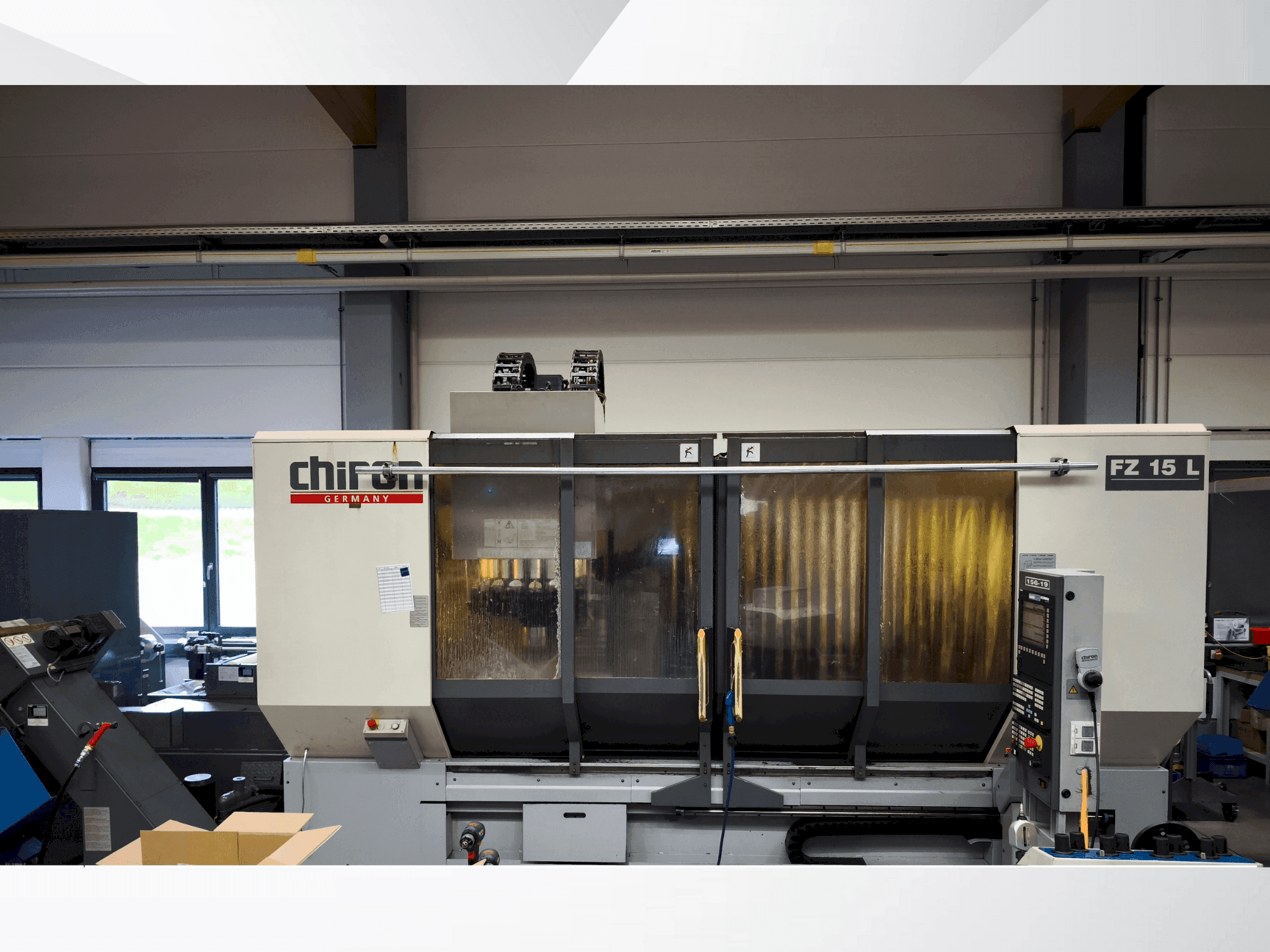 Vista frontal de la máquina CHIRON FZ 15 L