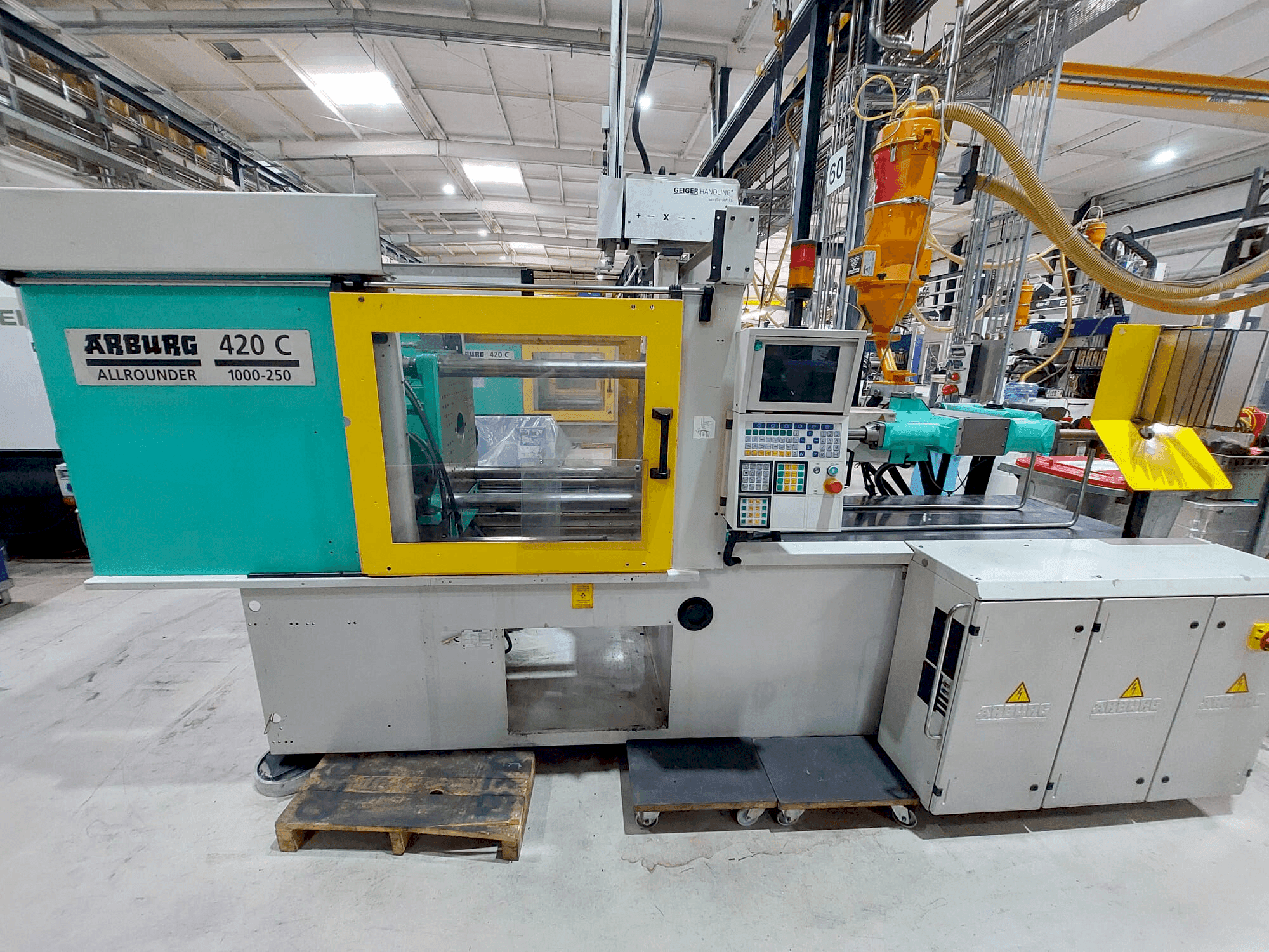 Vista frontal de la máquina Arburg 420C-1000-250