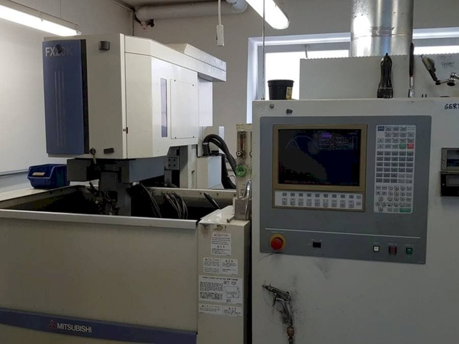 Vista frontal de la máquina Mitsubishi FX 20