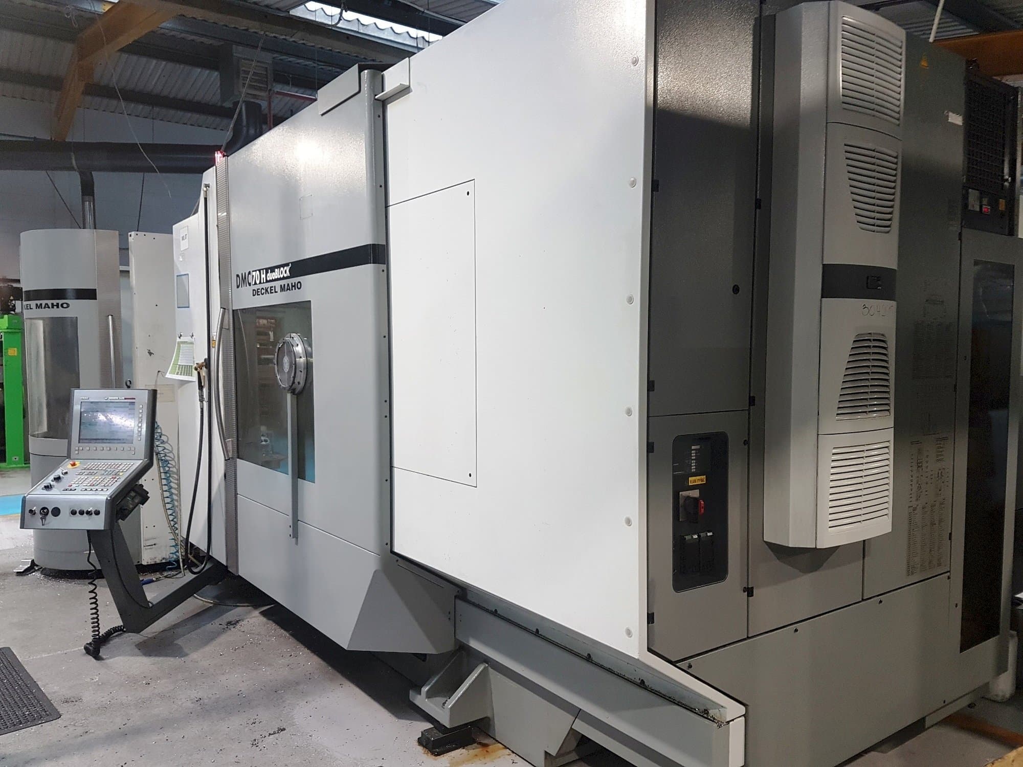 Vista frontal de la máquina DECKEL MAHO DMC 70 H duoBlock