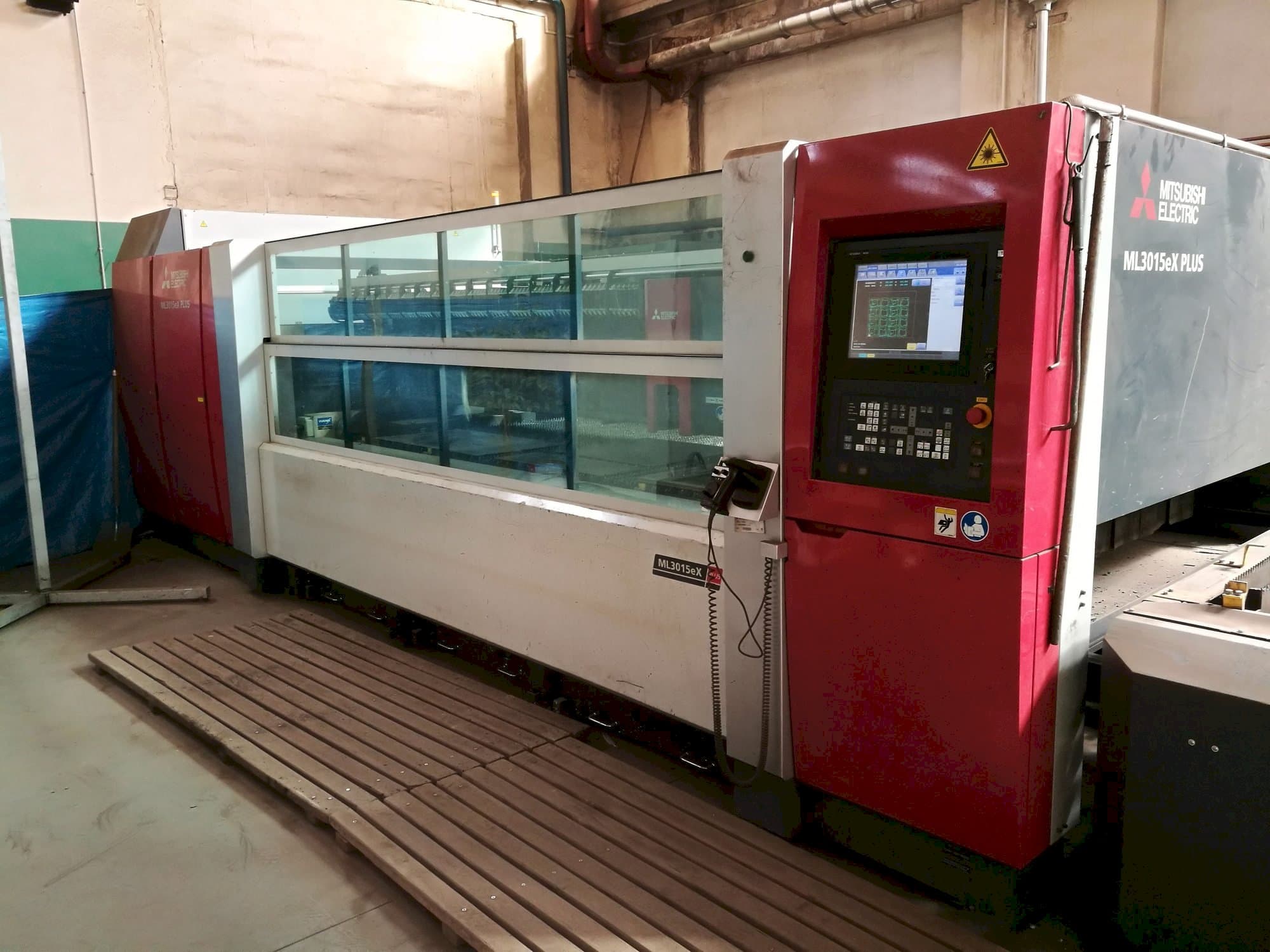 Vista frontal de la máquina Mitsubishi ML3015eX(S2)-45CF-R