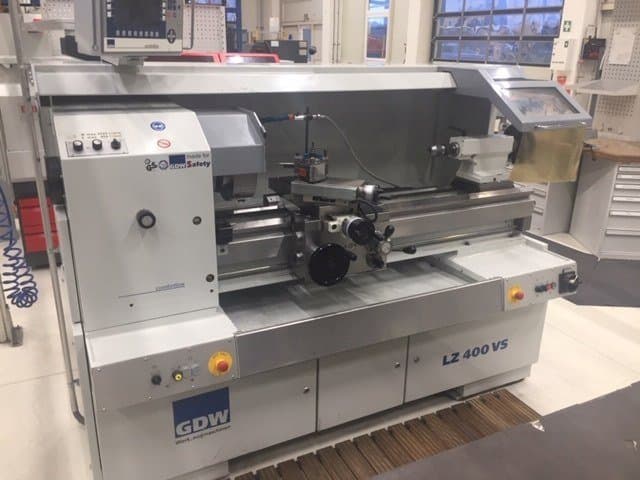 Vista frontal de la máquina GDW LZ400 VS