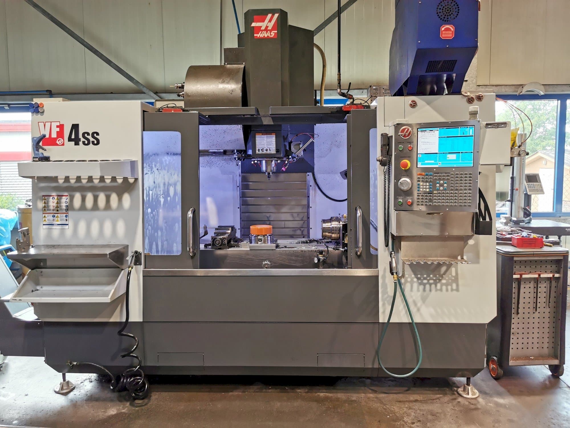 Vista frontal de la máquina HAAS VF-4SS