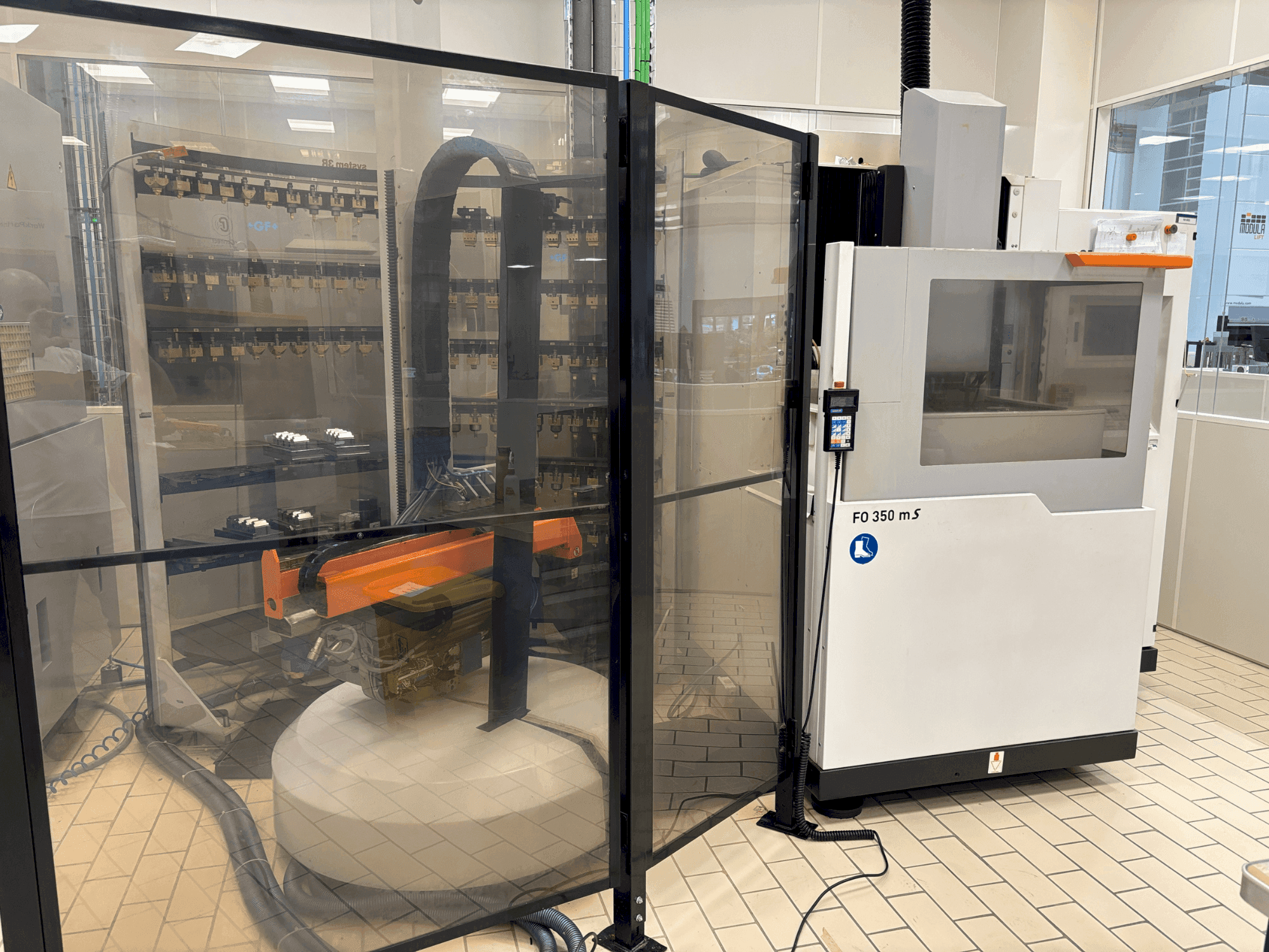 Vista frontal de la máquina CHARMILLES ROBOFORM 350