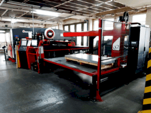 Vista frontal de la máquina AMADA EMK 3610NT