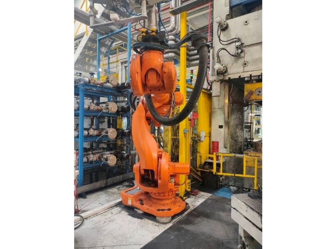 Vista frontal de la máquina ABB IRC5 M2004