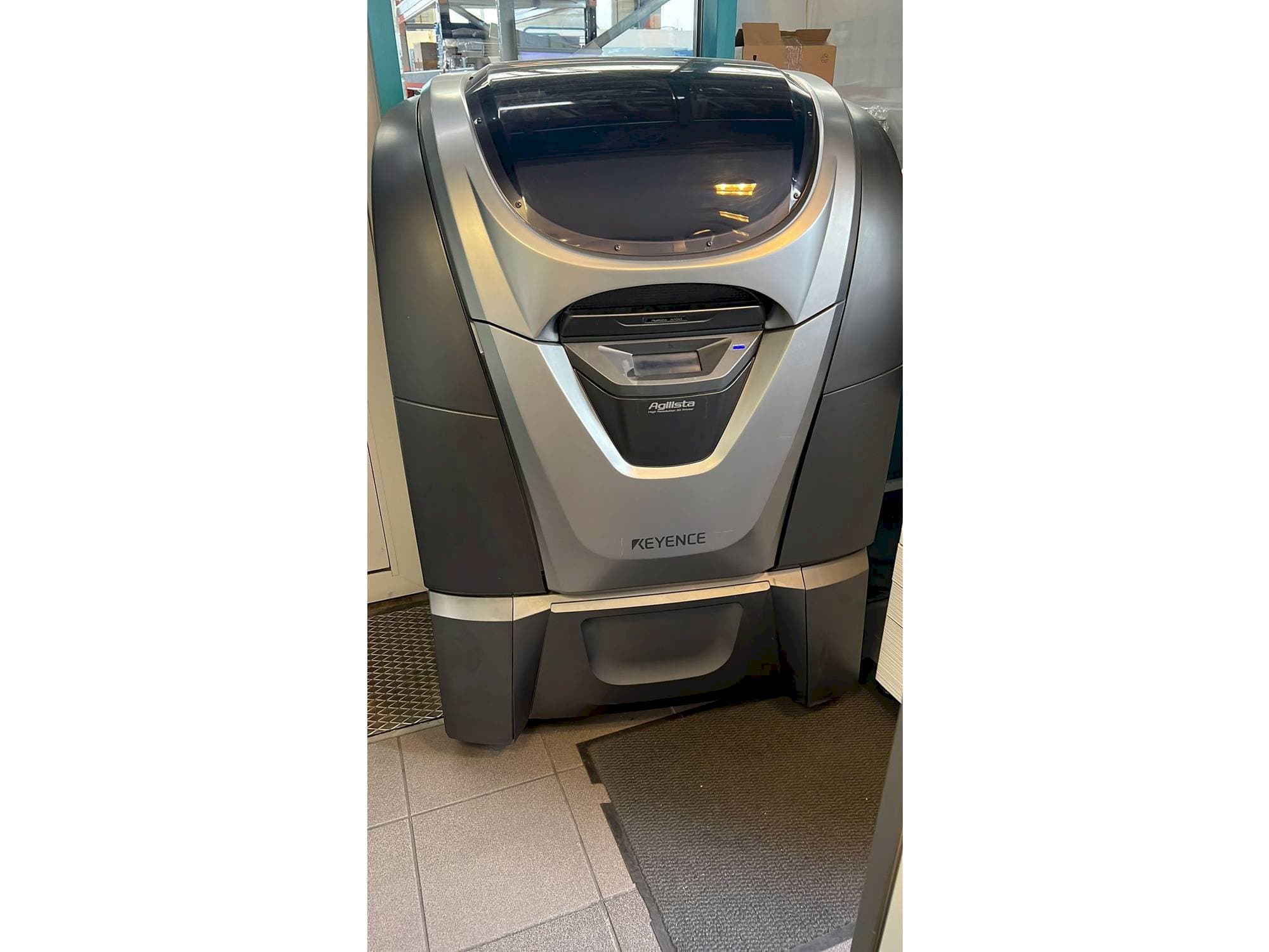 Vista frontal de la máquina KEYENCE Agilista 3200