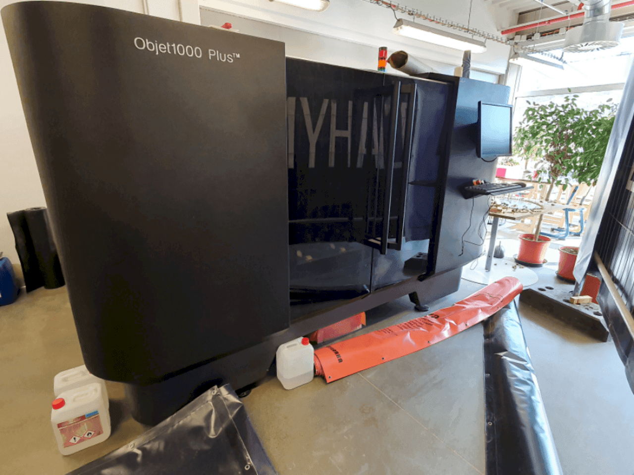 Vista frontal de la máquina Stratasys Objet 1000 Plus