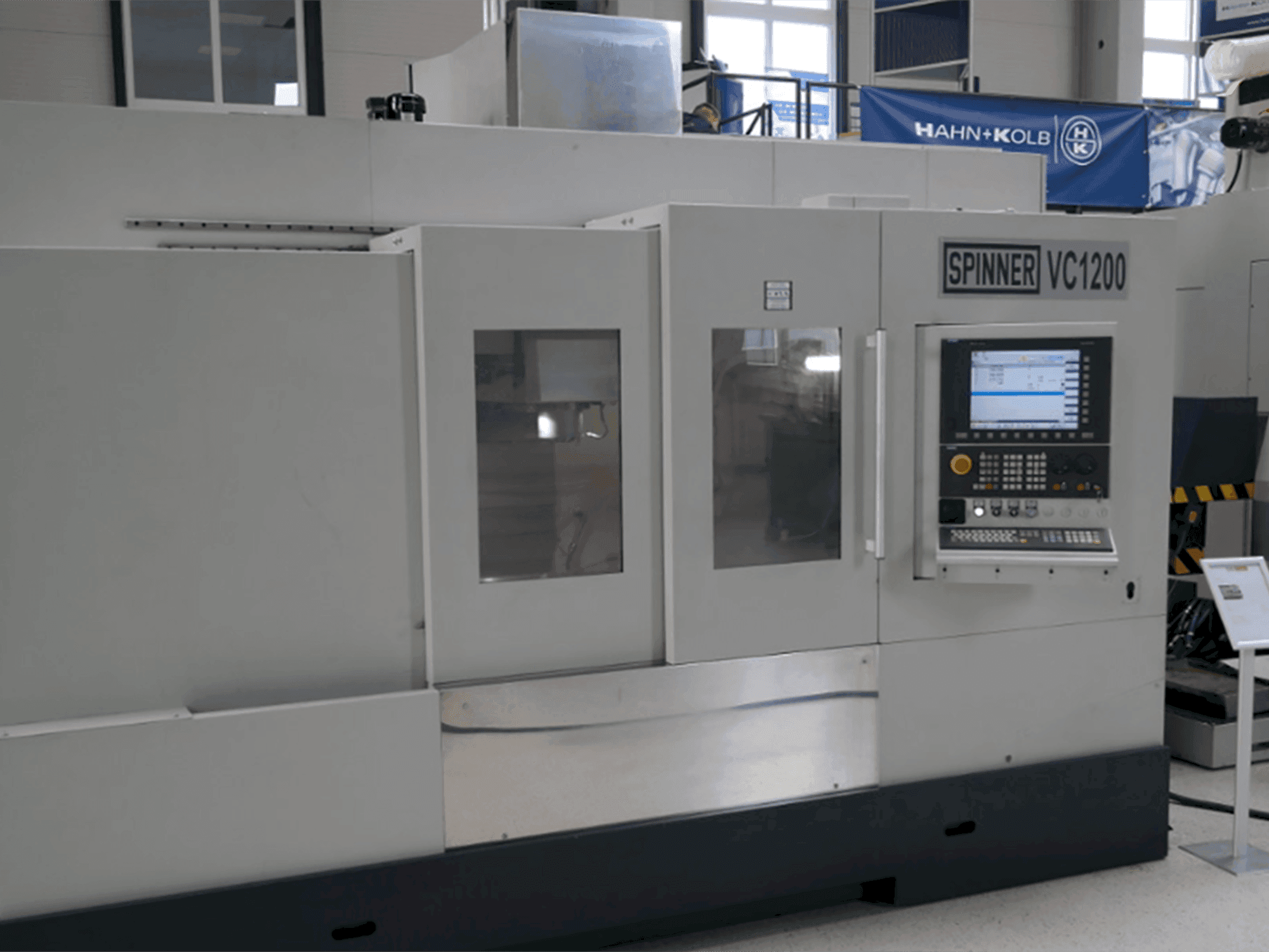 Vista frontal de la máquina SPINNER VC 1200