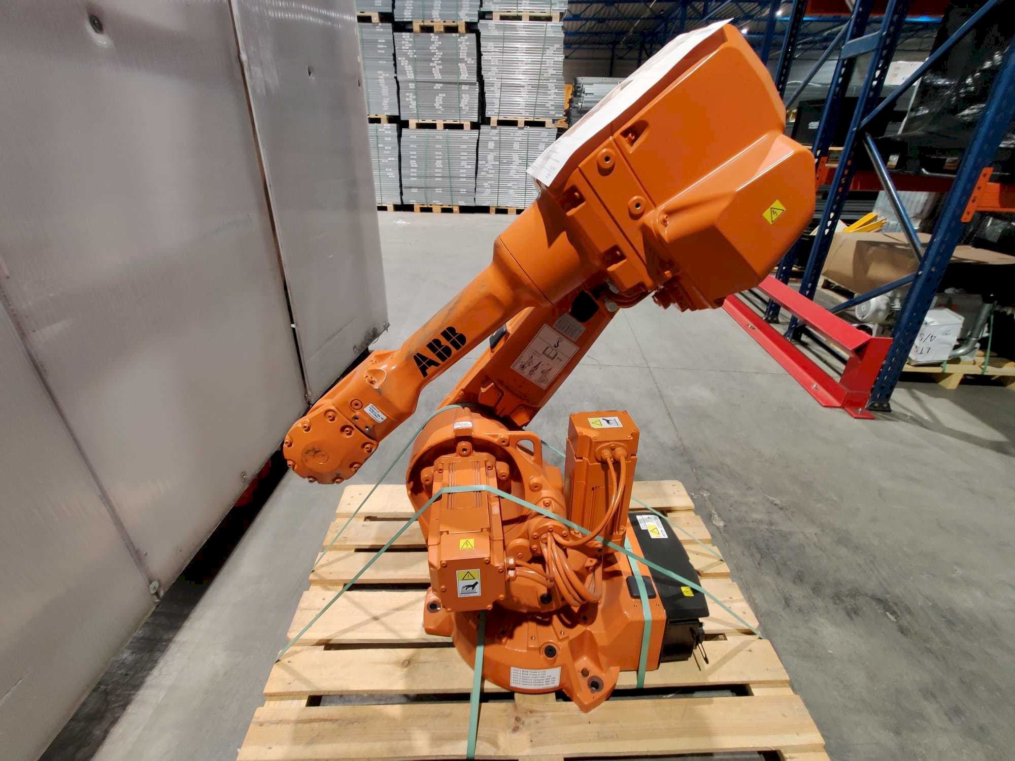 Vista frontal de la máquina ABB IRB 2600 M2004