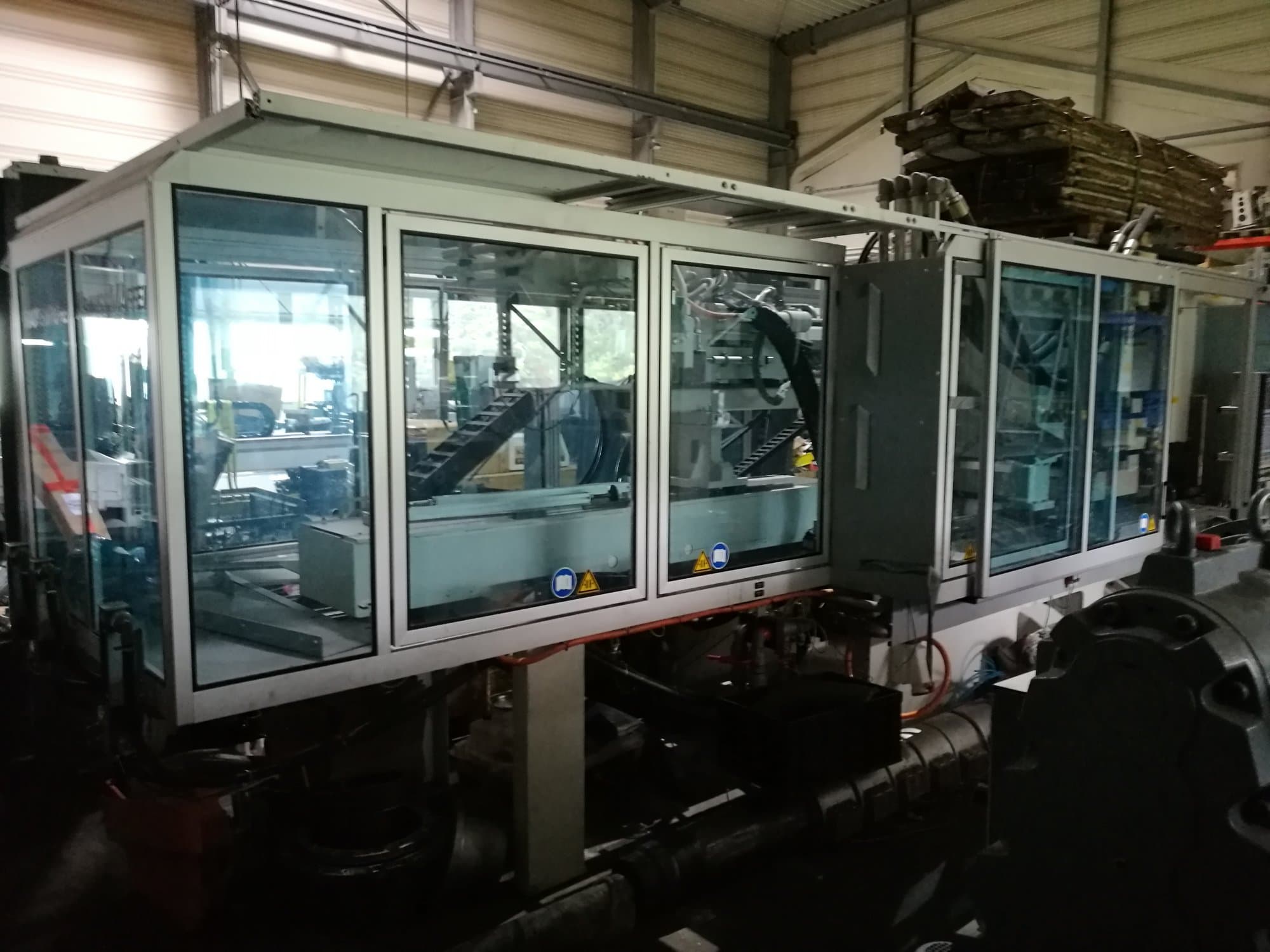 Vista frontal de la máquina Krauss Maffei 280-700-700 C3 Twin