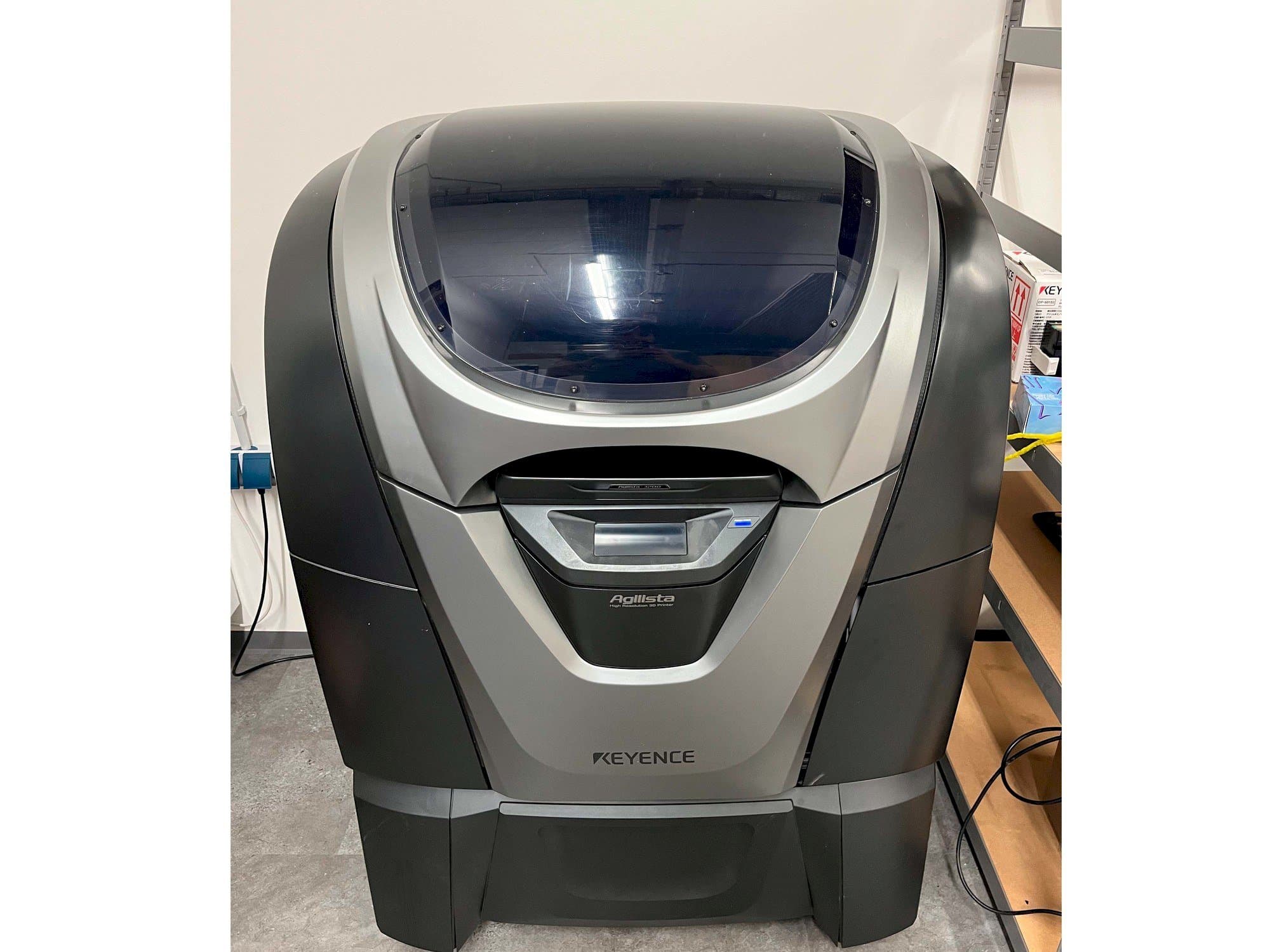 Vista frontal de la máquina KEYENCE Agilista 3200-w