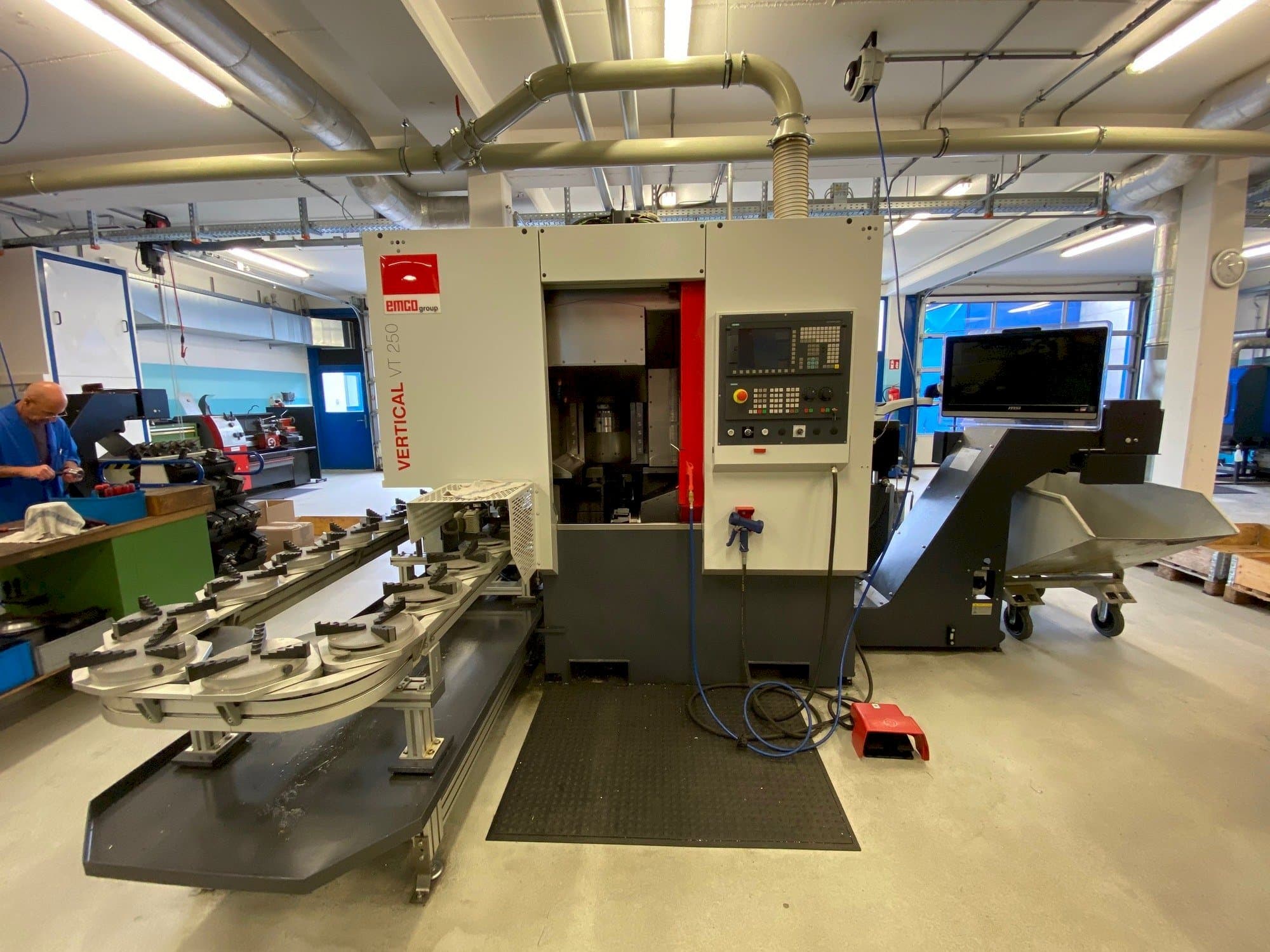 Vista frontal de la máquina EMCO VT250