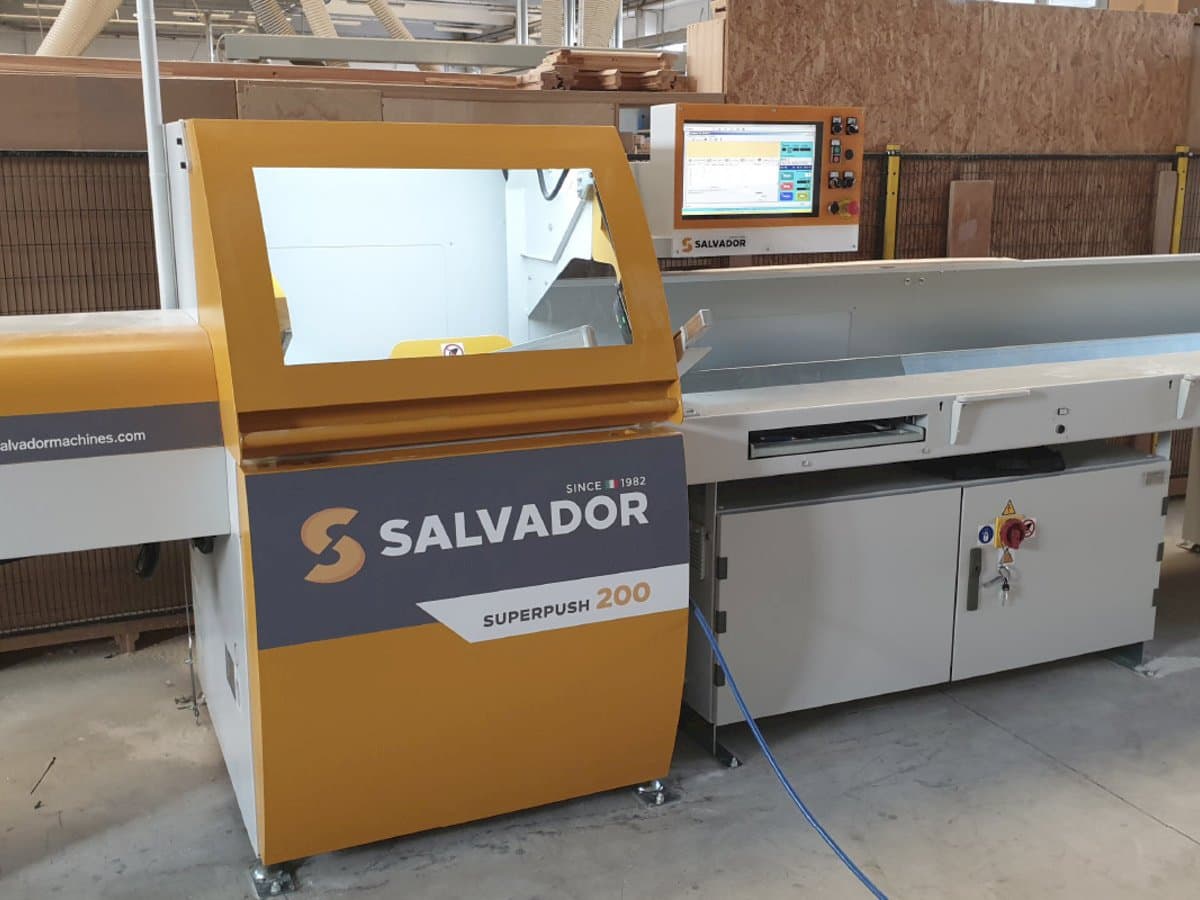 Vista frontal de la máquina SALVADOR Superpush 200