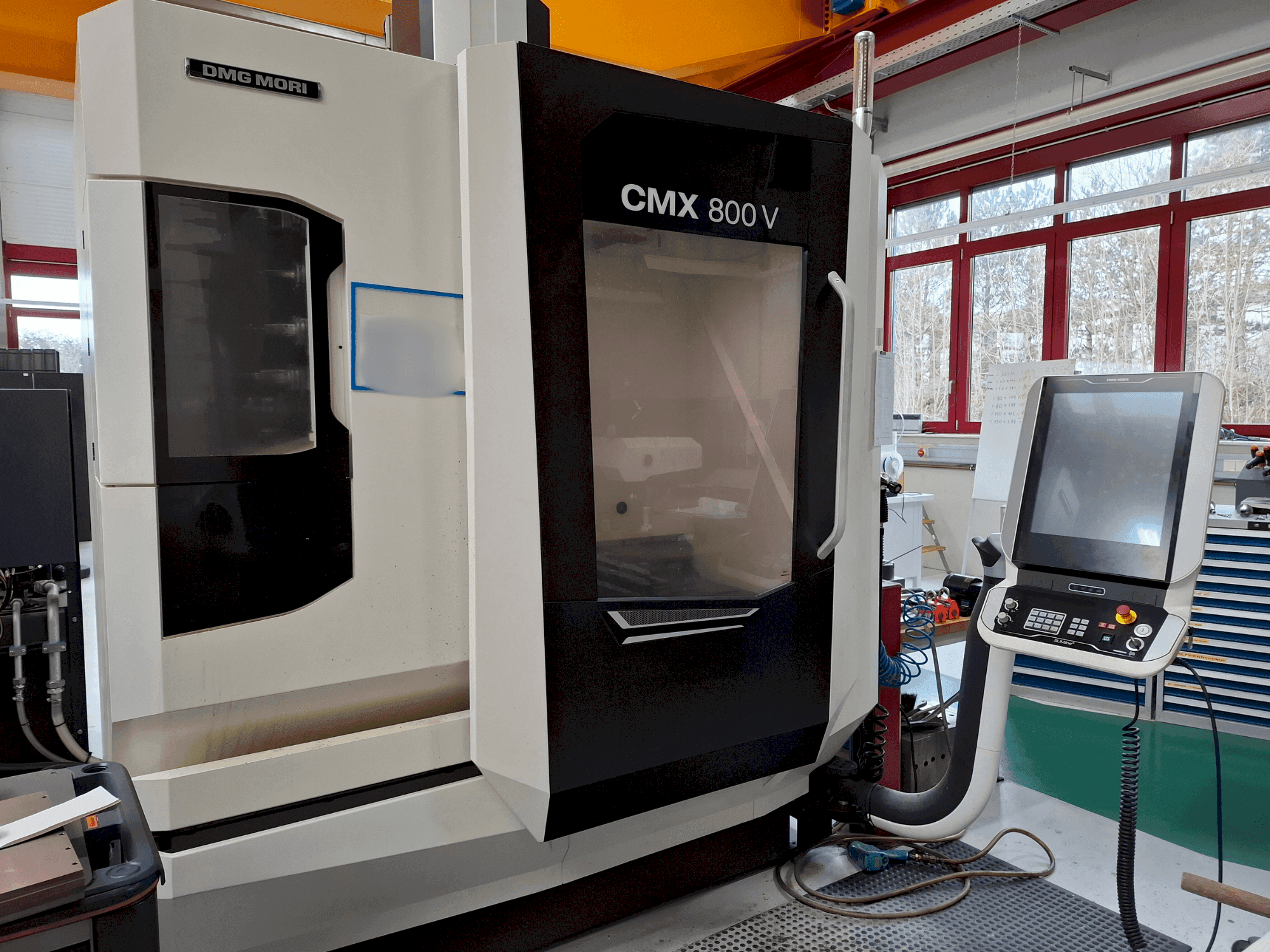 Vista frontal de la máquina DMG MORI CMX 800V