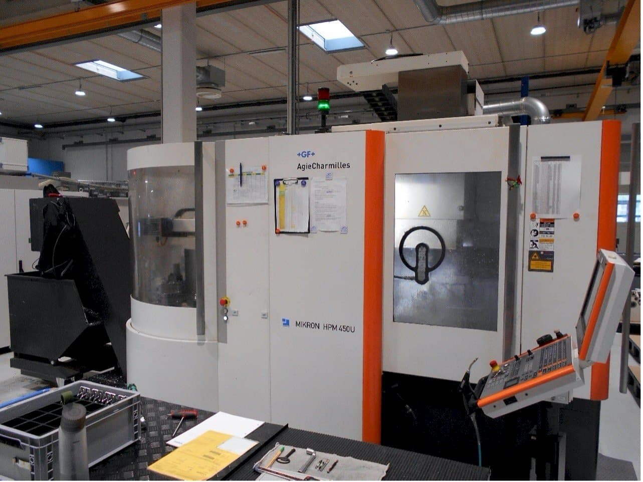 Vista frontal de la máquina AgieCharmilles Mikron HPM 450U
