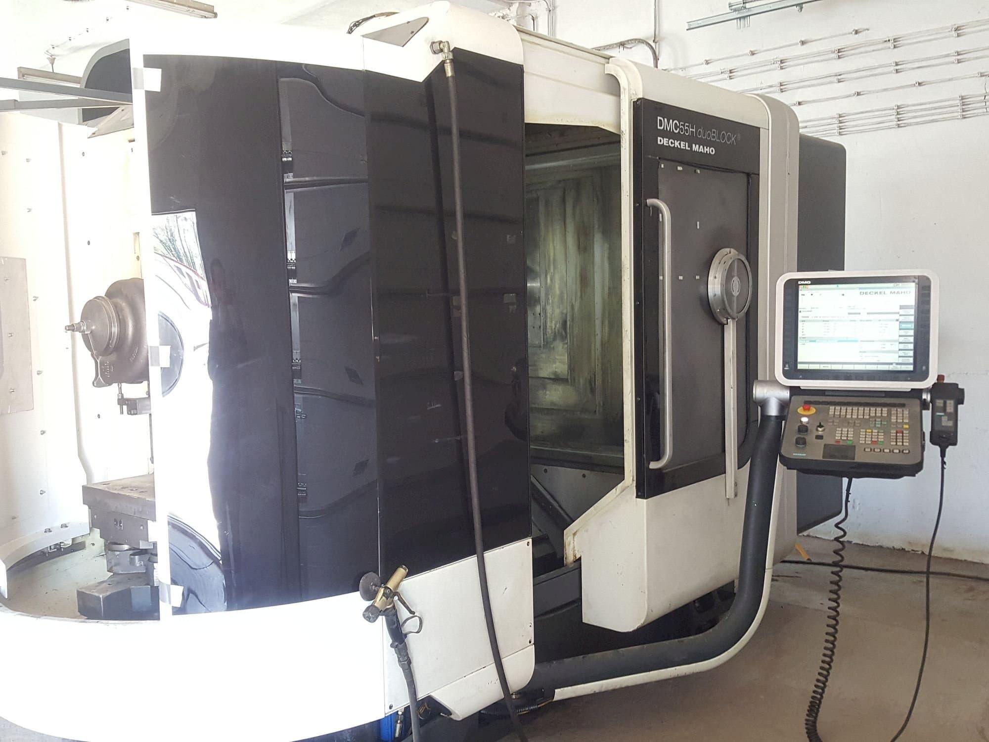 Vista frontal de la máquina DECKEL MAHO DMC55H duoBLOCK