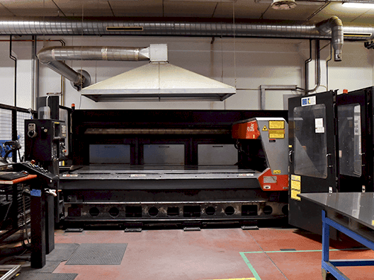 Vista frontal de la máquina AMADA FO-3015