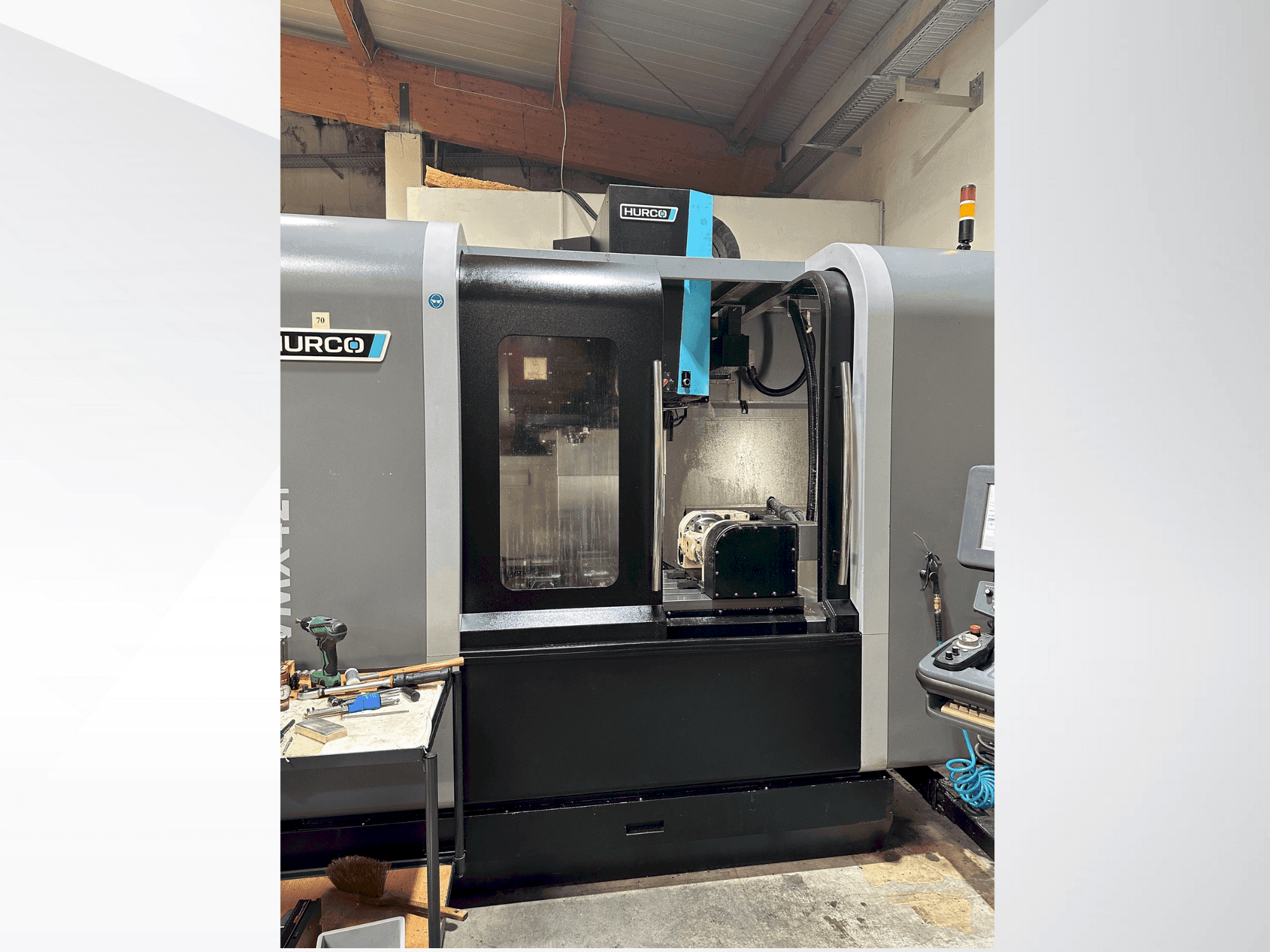 Vista frontal de la máquina Hurco VMX 42i