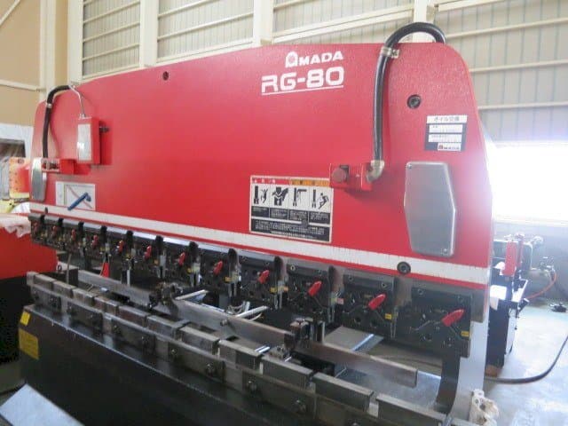 Vista frontal de la máquina AMADA RG-80 ABG