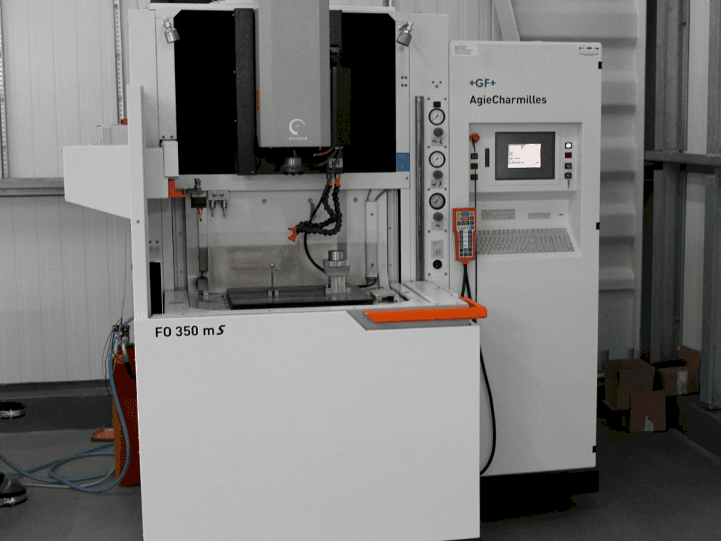 Vista frontal de la máquina AgieCharmilles FO350MS