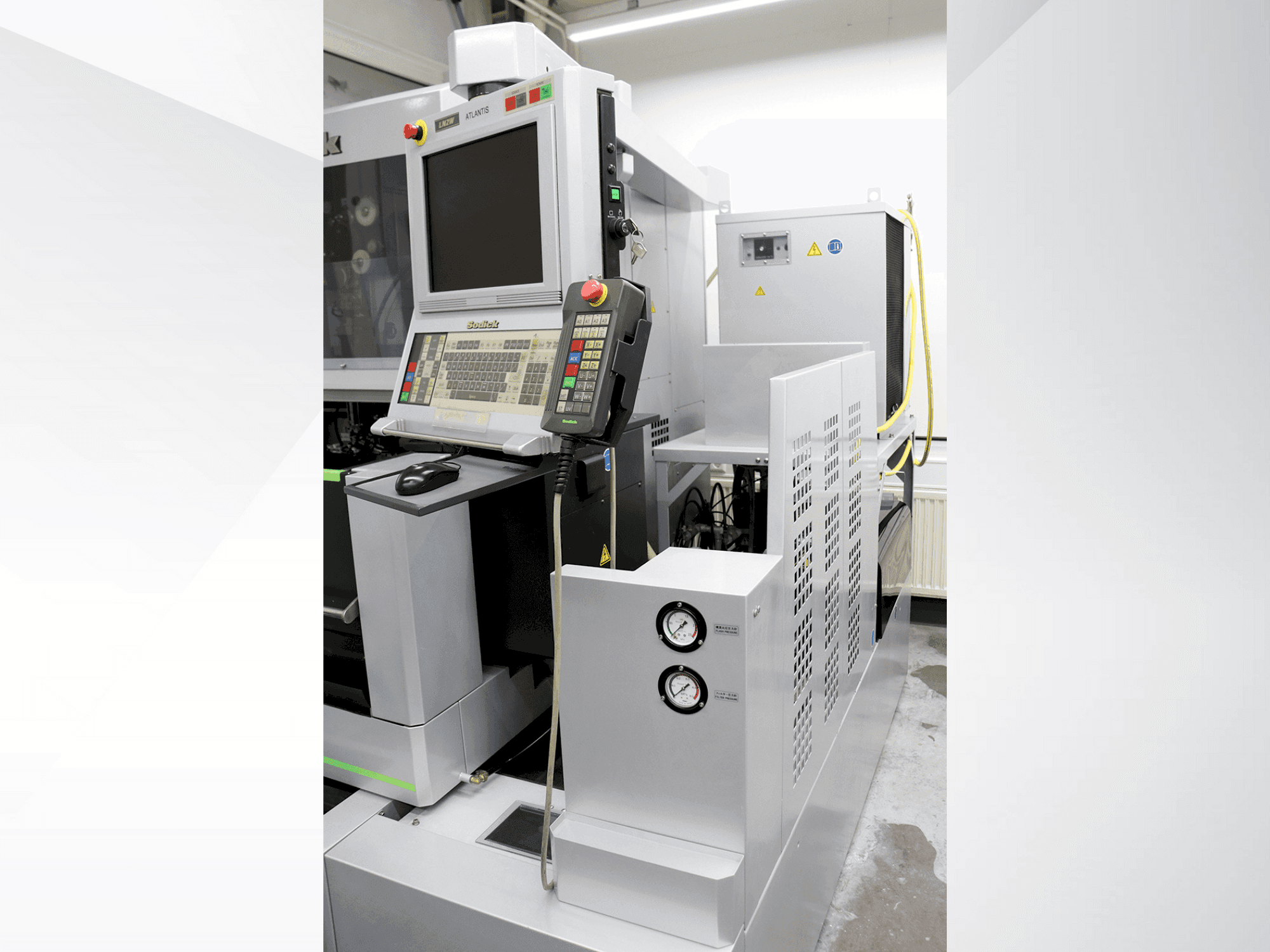 Vista frontal de la máquina Sodick VL400Q