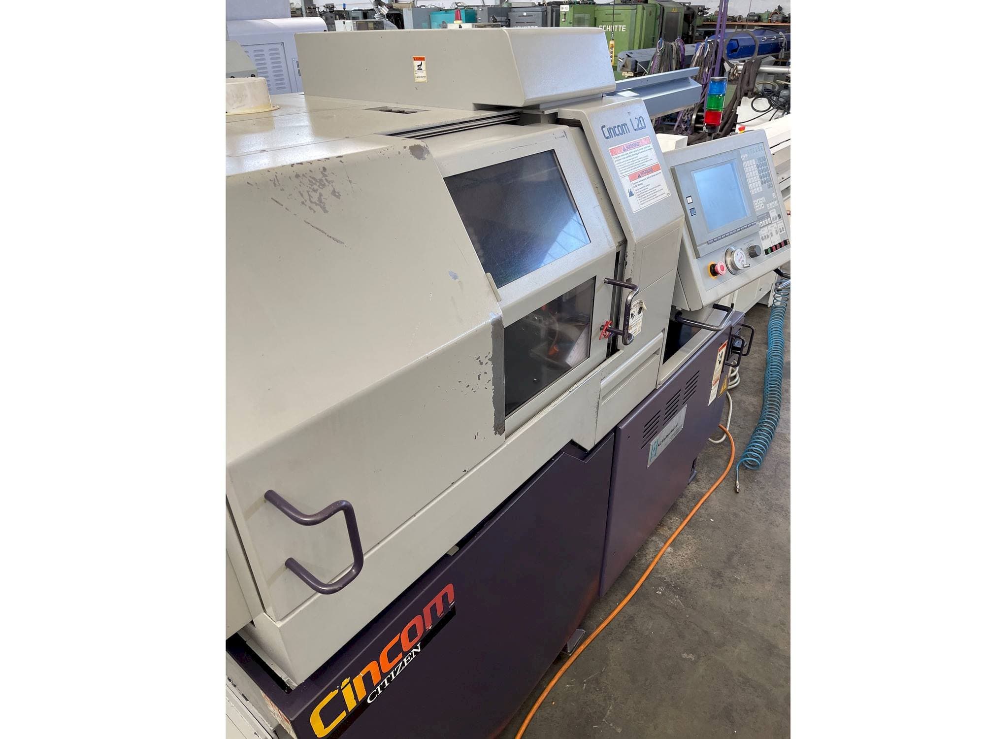 Vista frontal de la máquina Citizen L5 20-VII